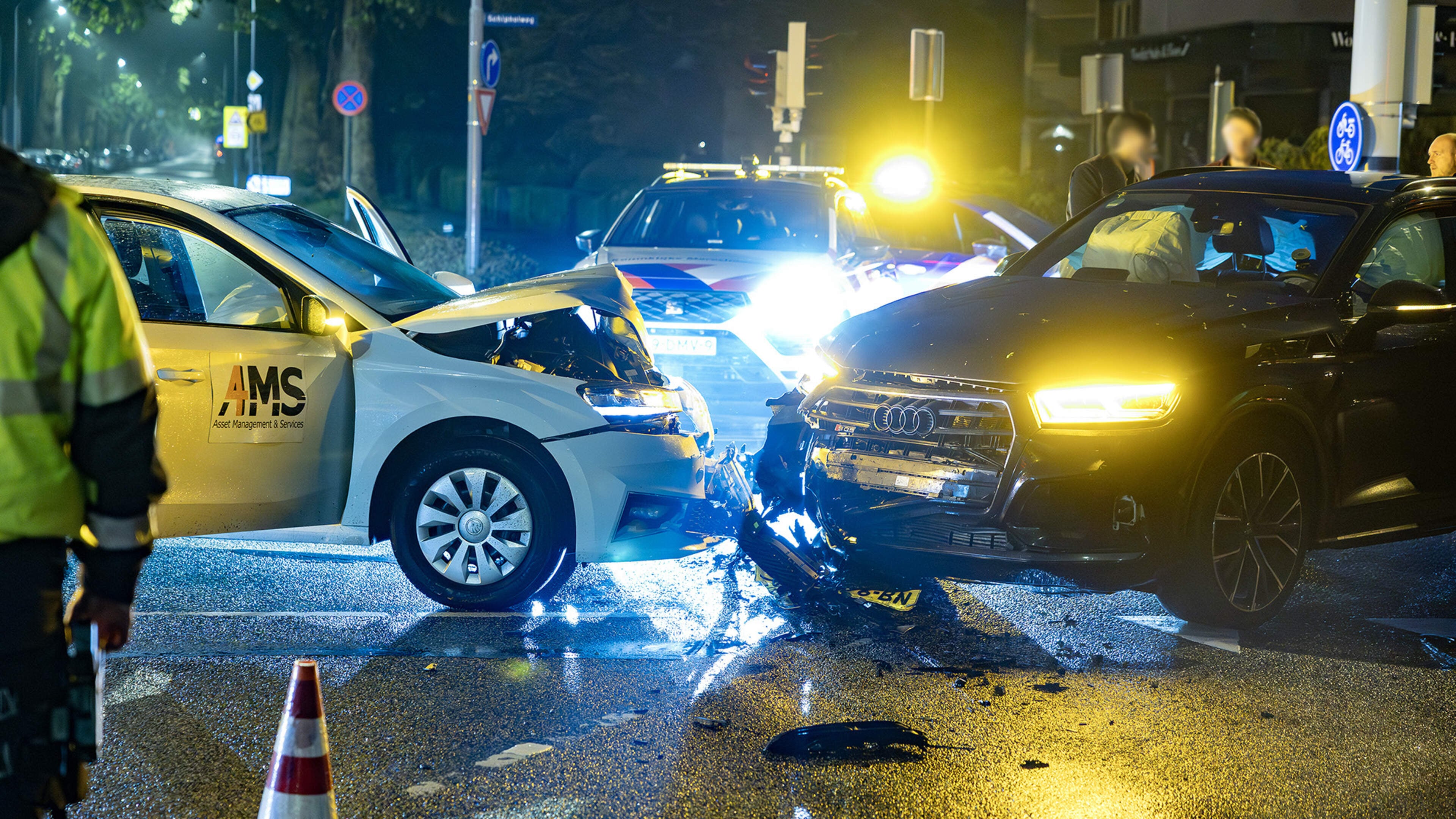 Major damage in head-on collision at Badhoevedorp intersection