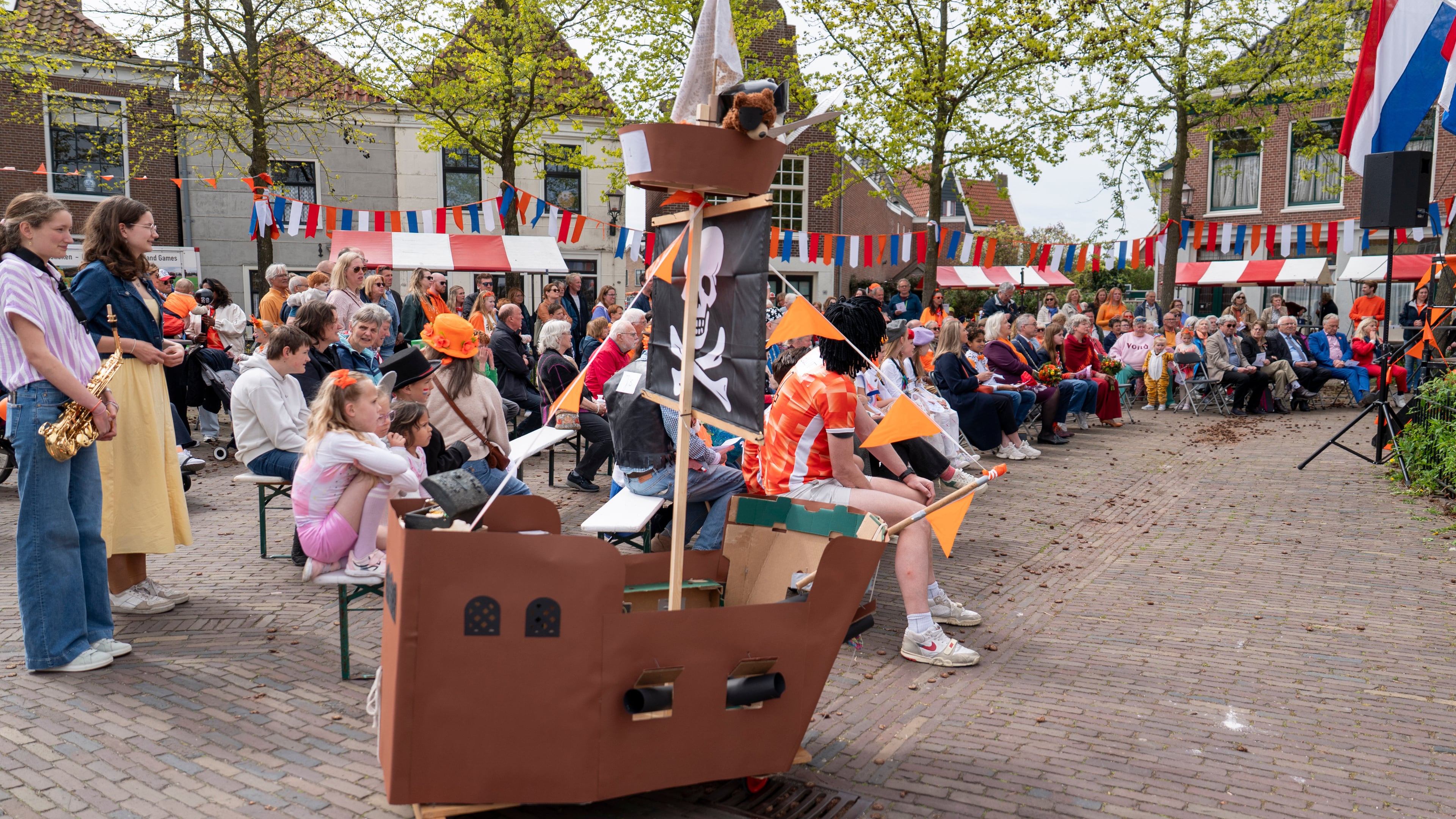 Pirate boat, the 1988 Dutch national team and a cowboy on a hobby horse: ‘It’s often a party in Spaarndam anyway’