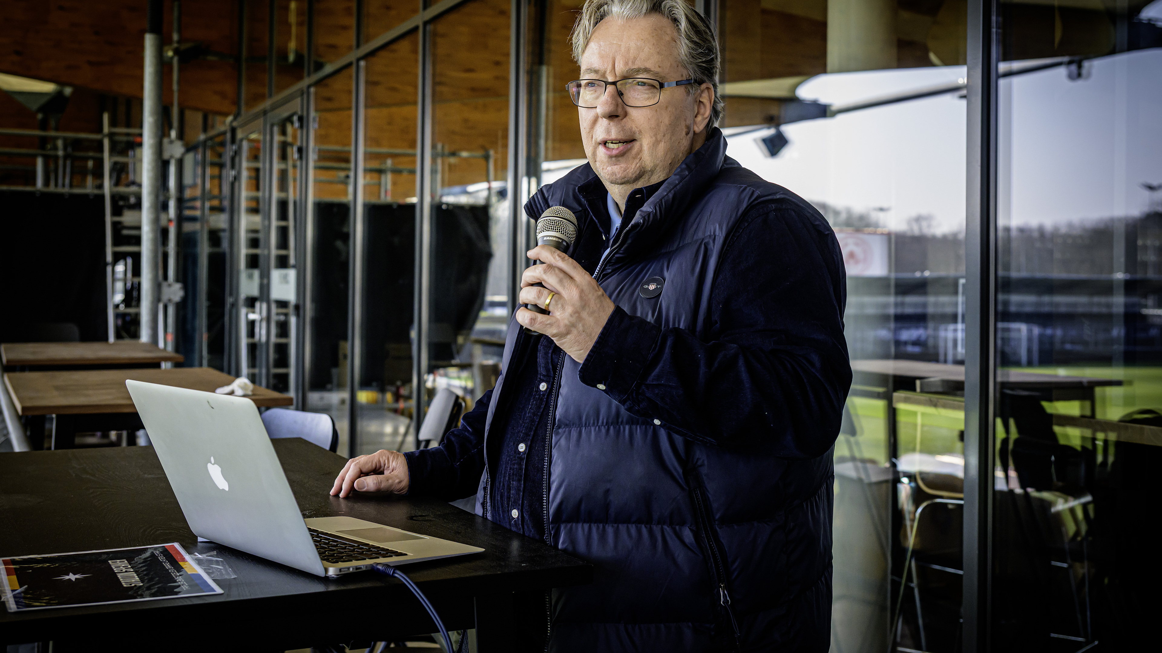 After ‘How Much is the Fish?’ comes carnival hit ‘Hoempa tetete’: stadium announcer Robert Sant creates a unique atmosphere at Telstar