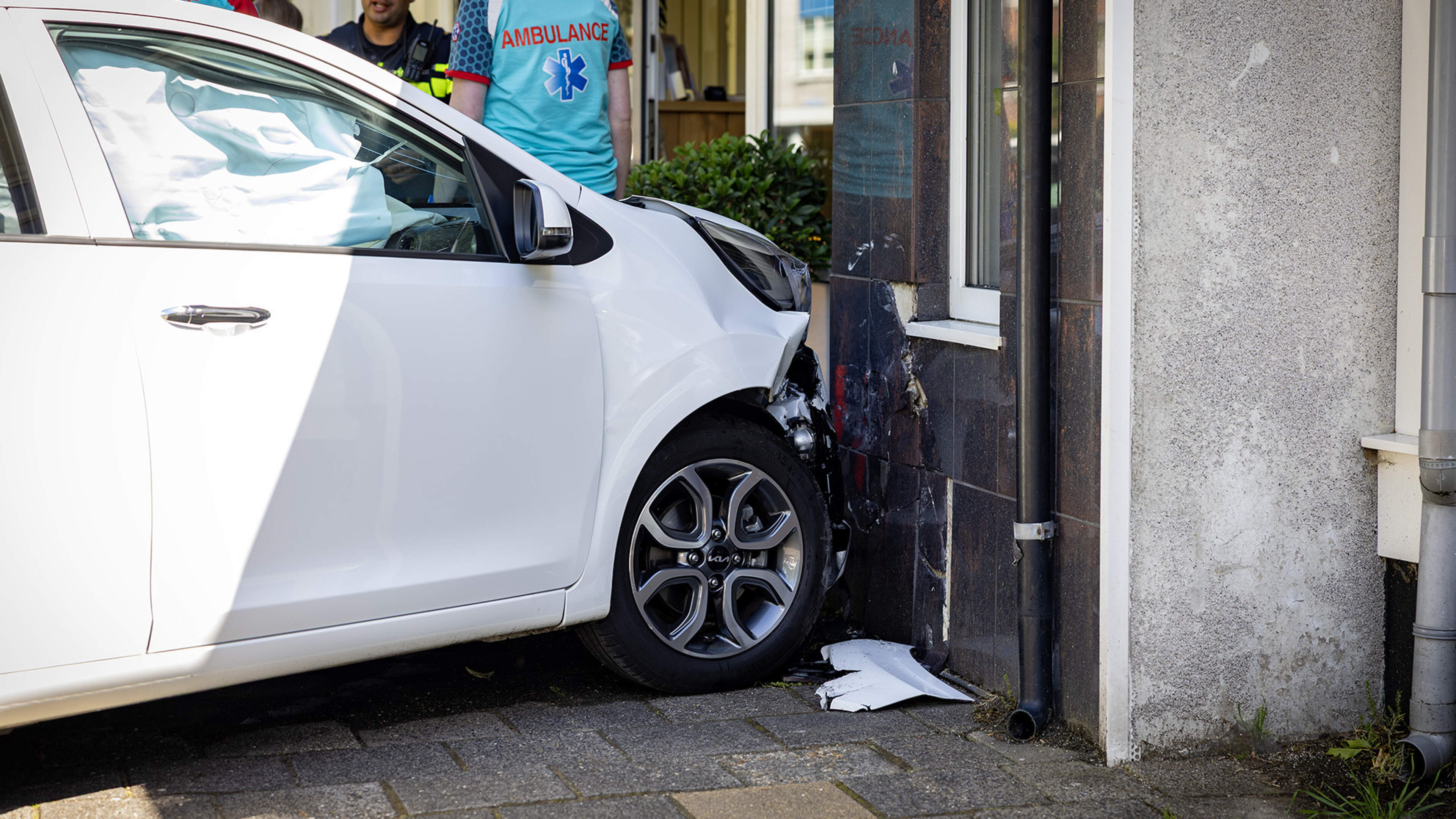 Driver crashes into commercial building in Haarlem while parking, facade damaged