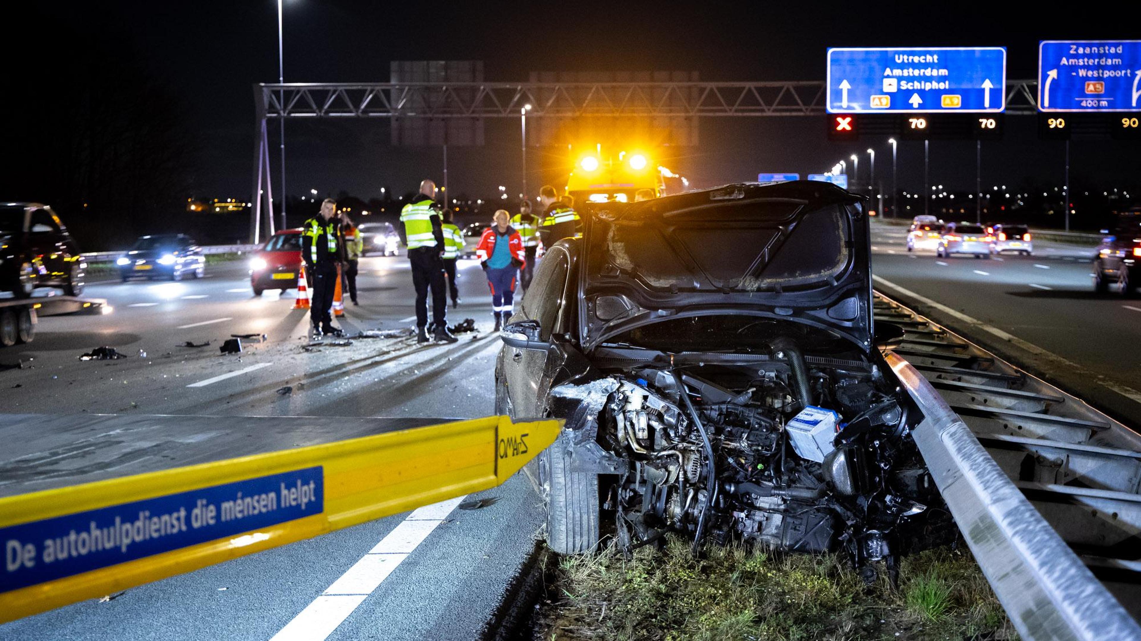 Automobilist gewond bij crash tegen vangrail op A9 ter hoogte van Zwanenburg