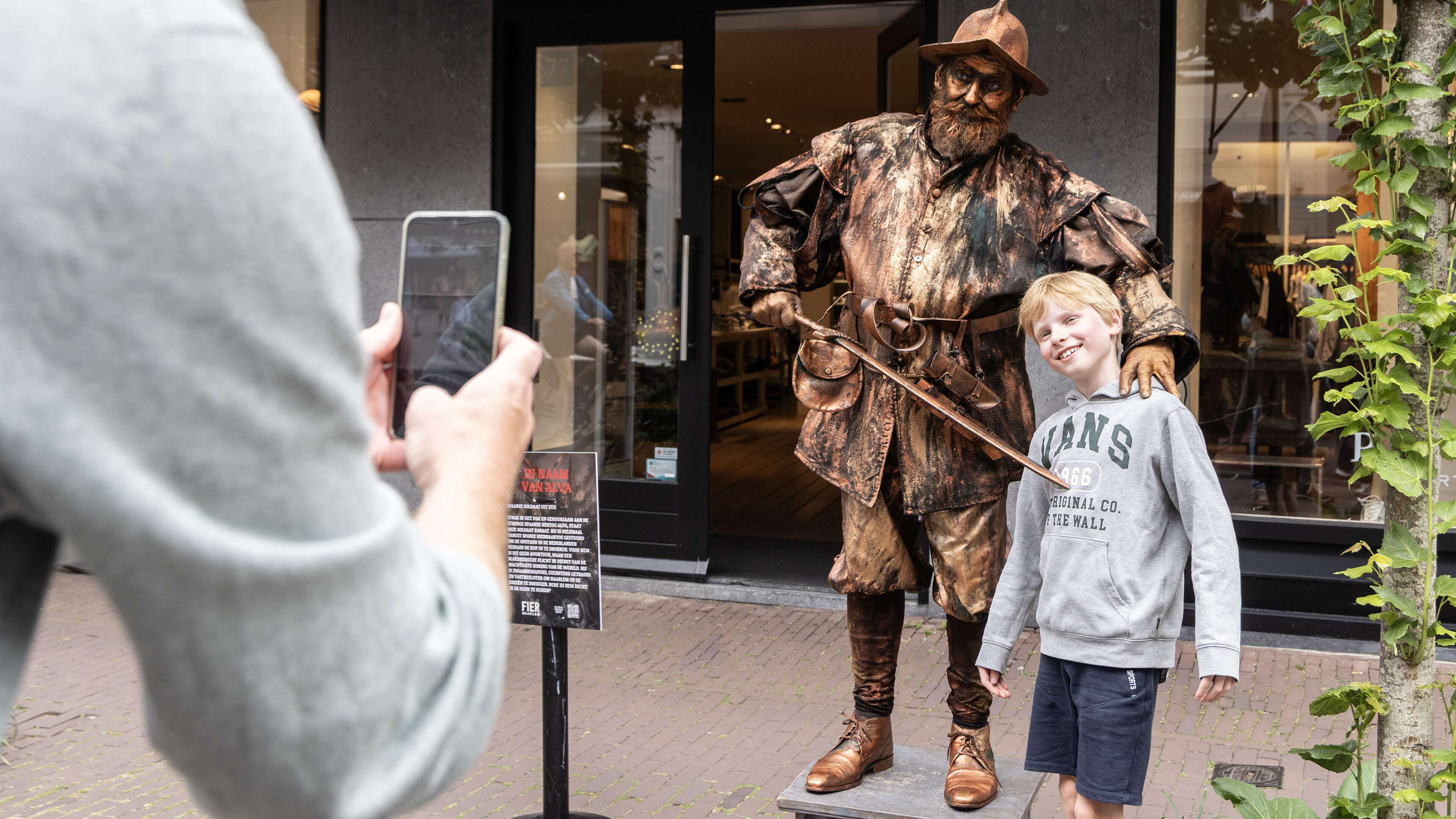 Living statues bring history to life during Fier Haarlem kick-off