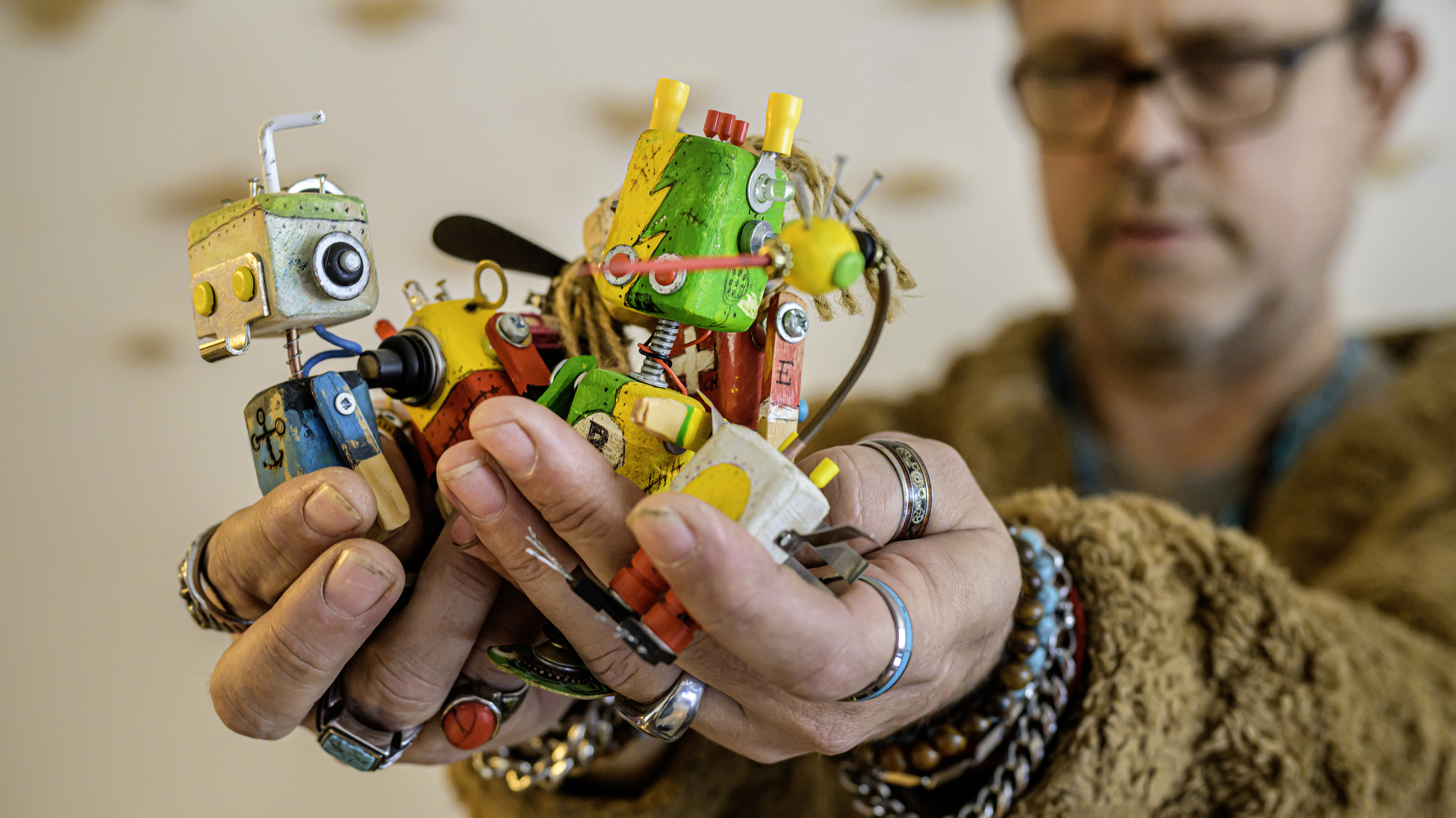 Discarded items transformed into unique creatures: How Haarlem’s Martijn recovers by creating recycle buddies