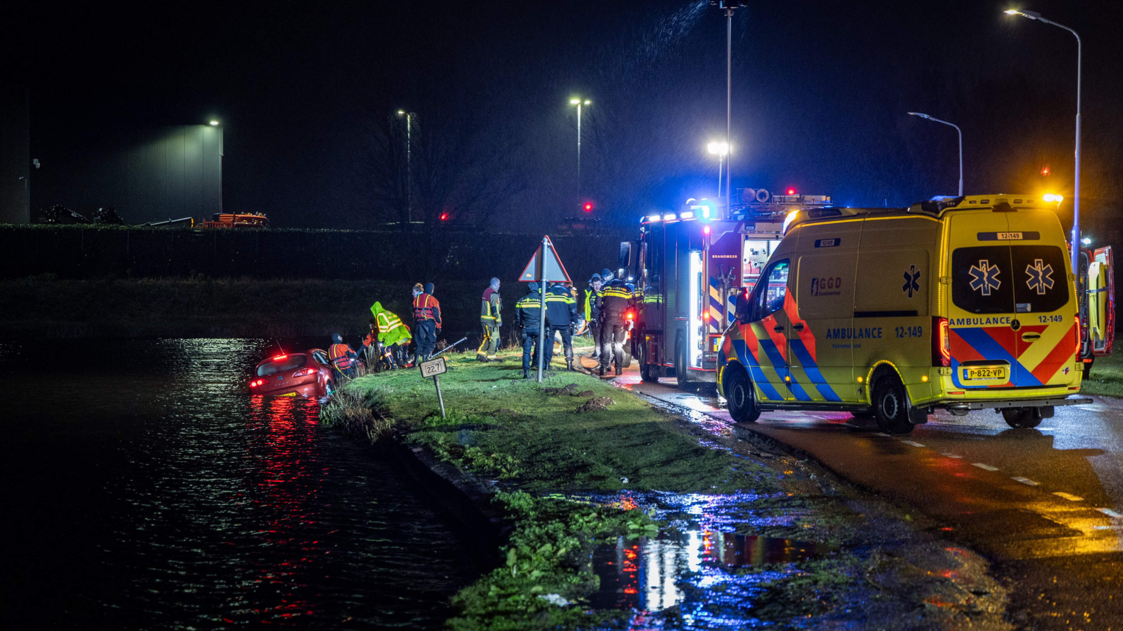 Driver loses control and ends up in water in Vijfhuizen