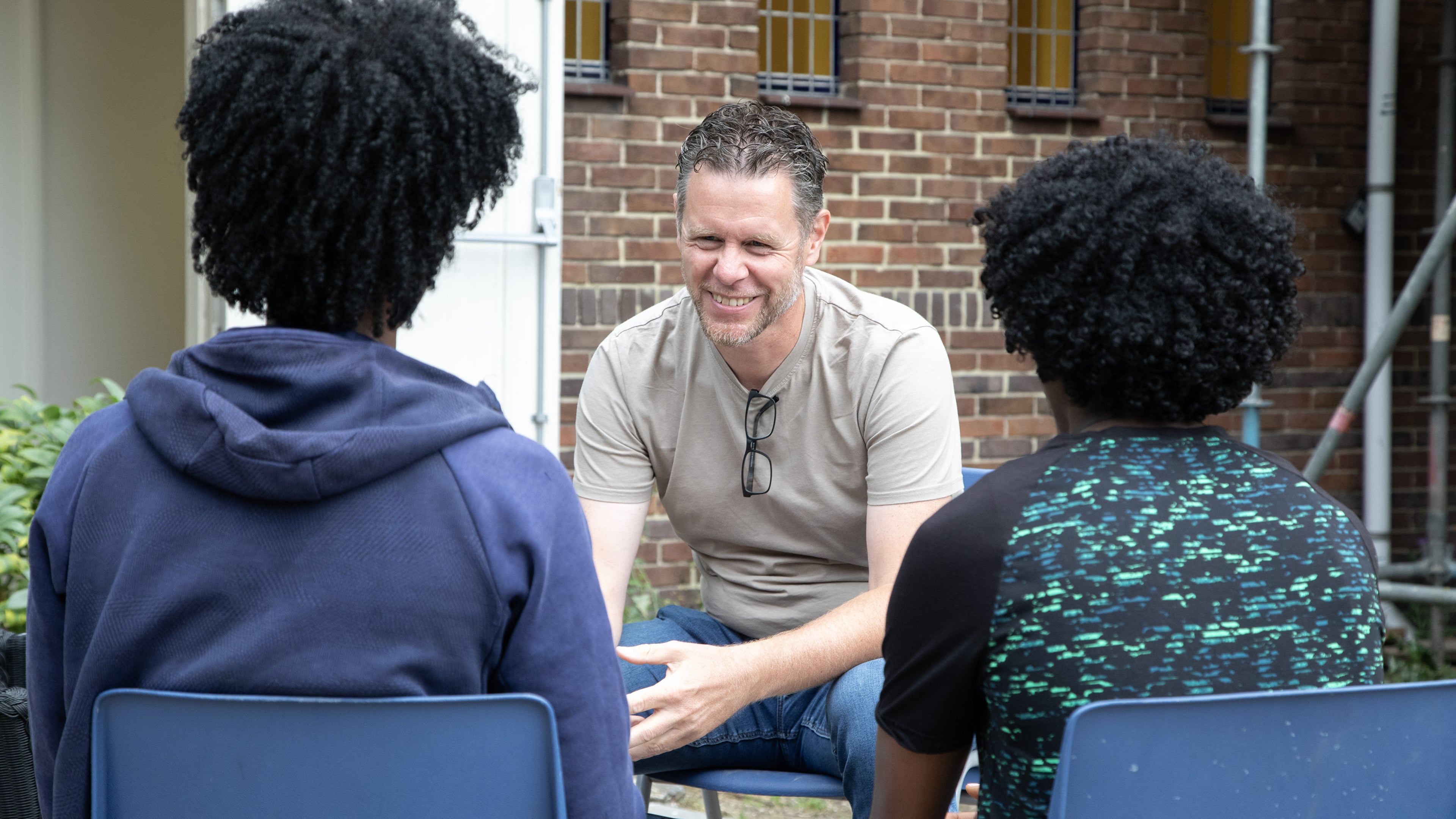 Bloemendaal struggles with housing 150 asylum seekers. Problem-free reception of 28 girls in mini asylum center on Sparrenlaan