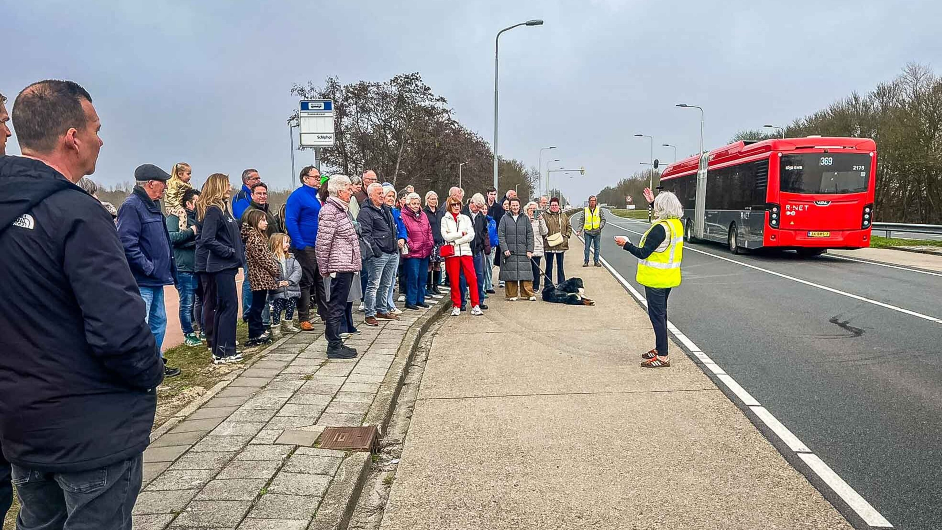 'During the KLM Open the bus can suddenly stop': Caroline campaigns for buses to stop at ghost stop in Badhoevedorp