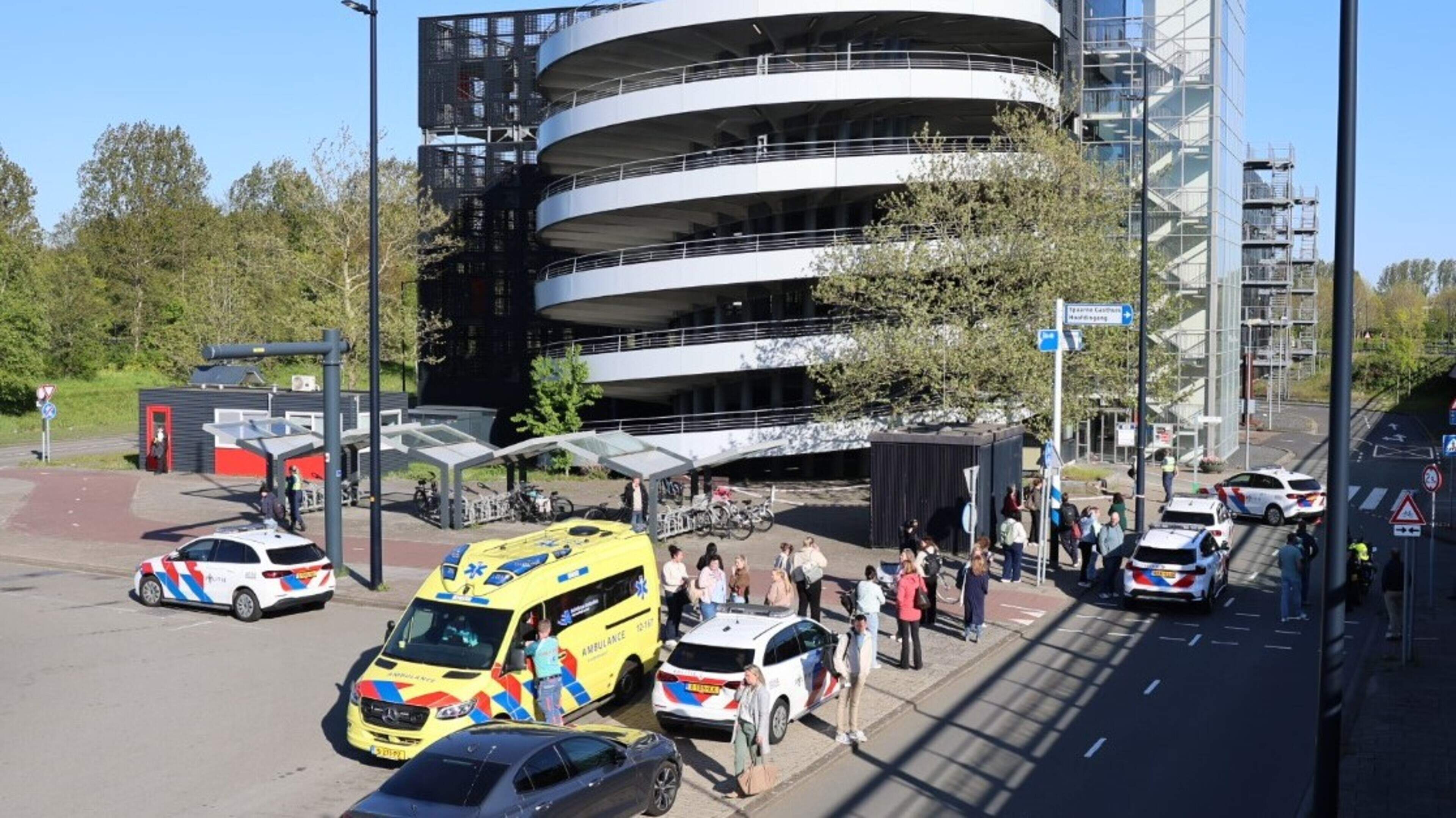 Parking garage at Spaarne Gasthuis in Hoofddorp cordoned off due to person in distress