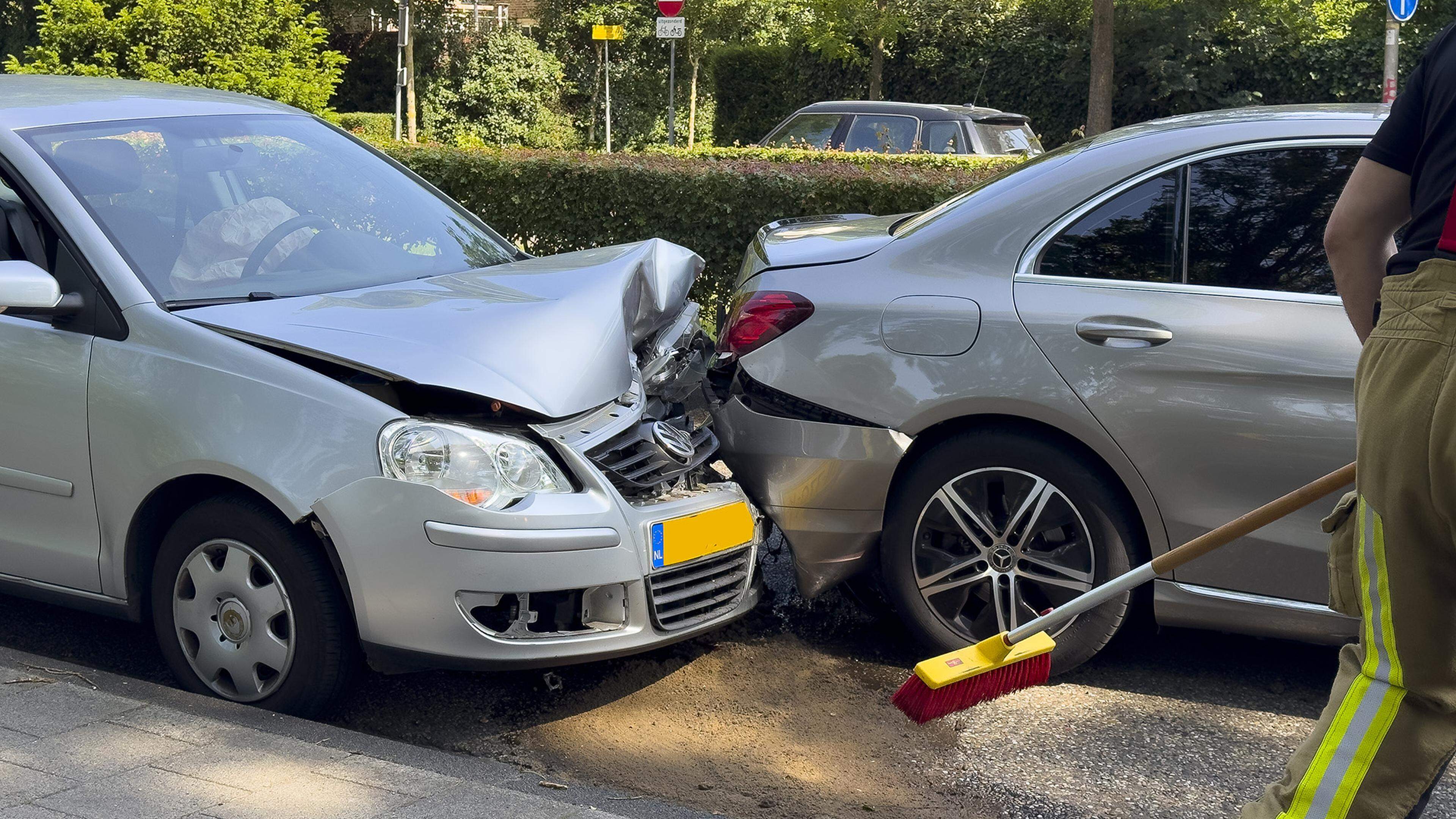 Botsing op Zandvoorterweg in Aerdenhout, twee auto’s aanzienlijk beschadigd