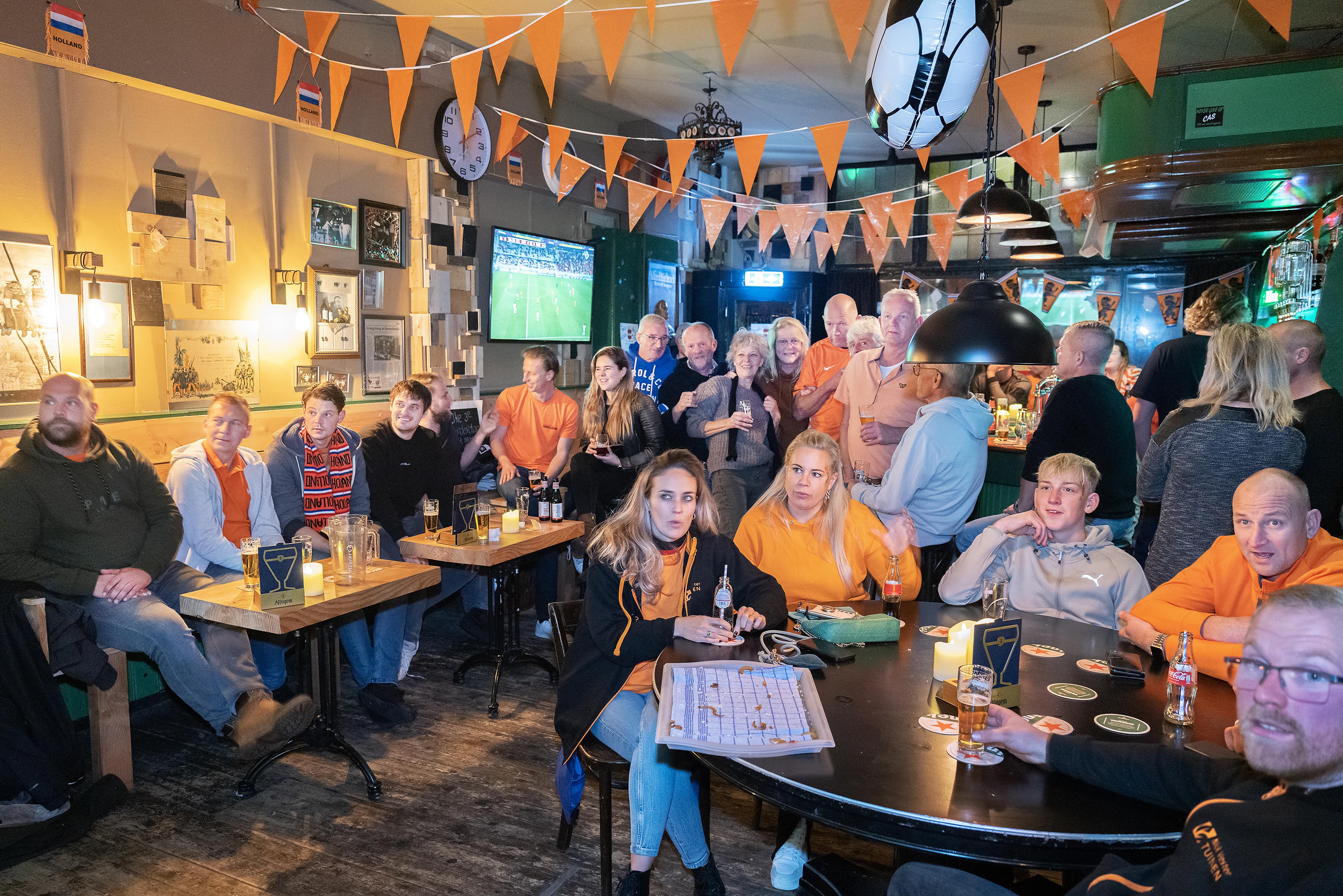 Oranje kijken in Het Wapen van Bennebroek: ’Als je op een maandagavond zo de tent vol krijgt, is dat