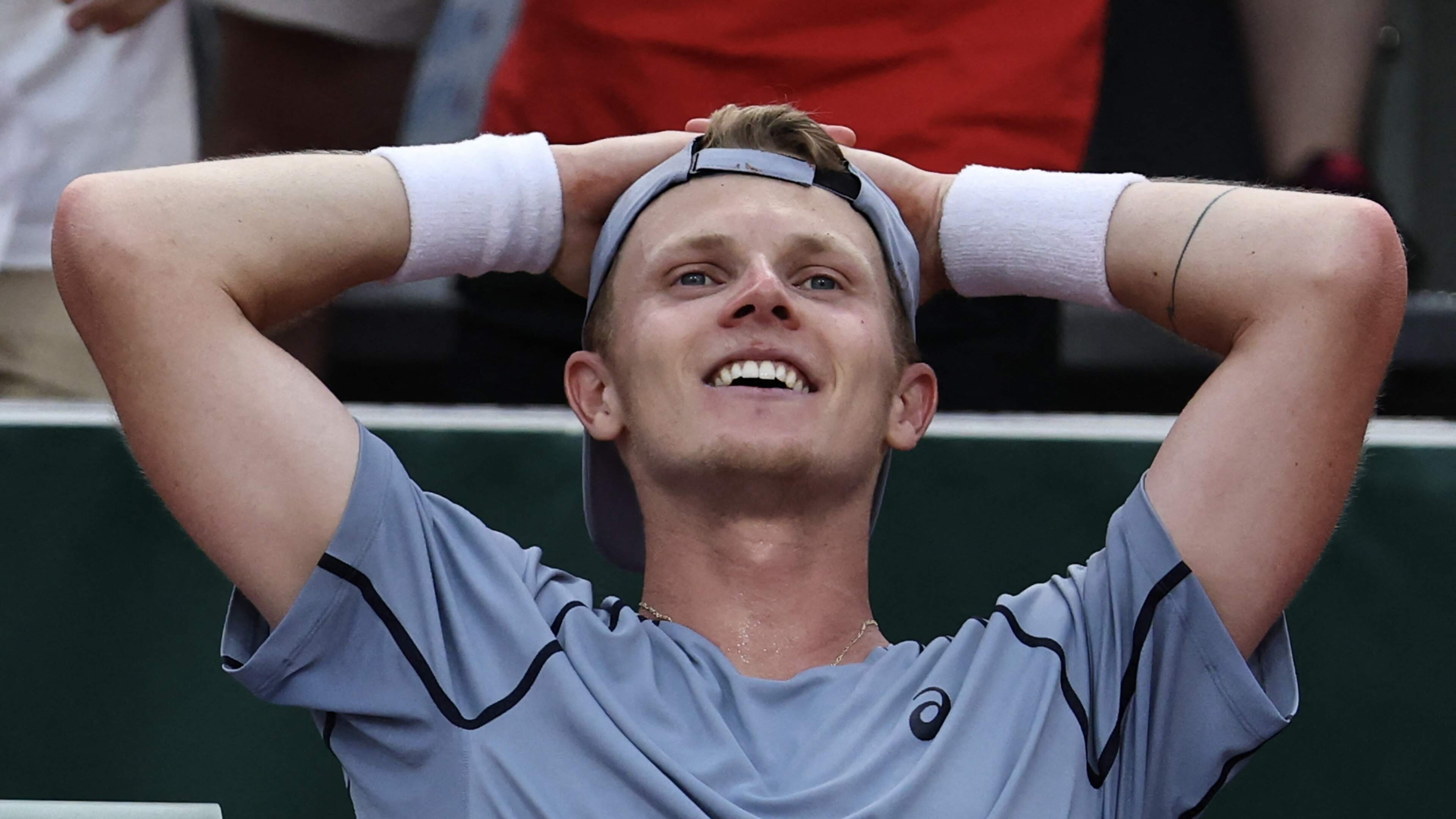 Jesper de Jong against Zverev on Roland Garros main court Sunday afternoon