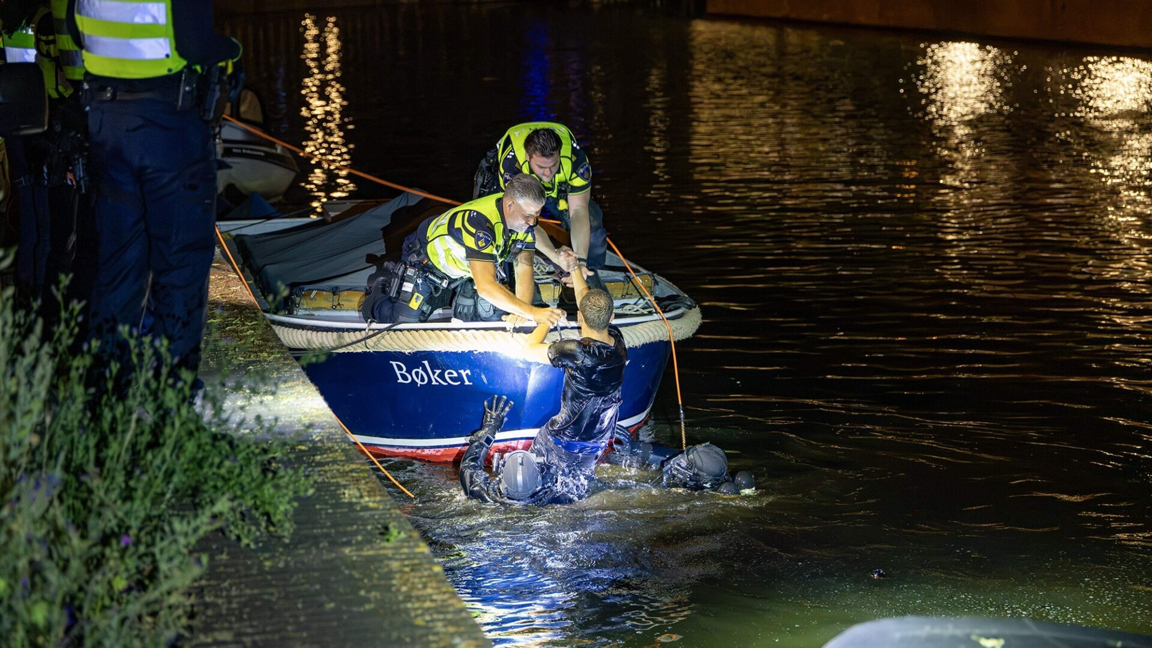 Swimming man pulled from Oude Gracht by emergency services and handcuffed in Haarlem