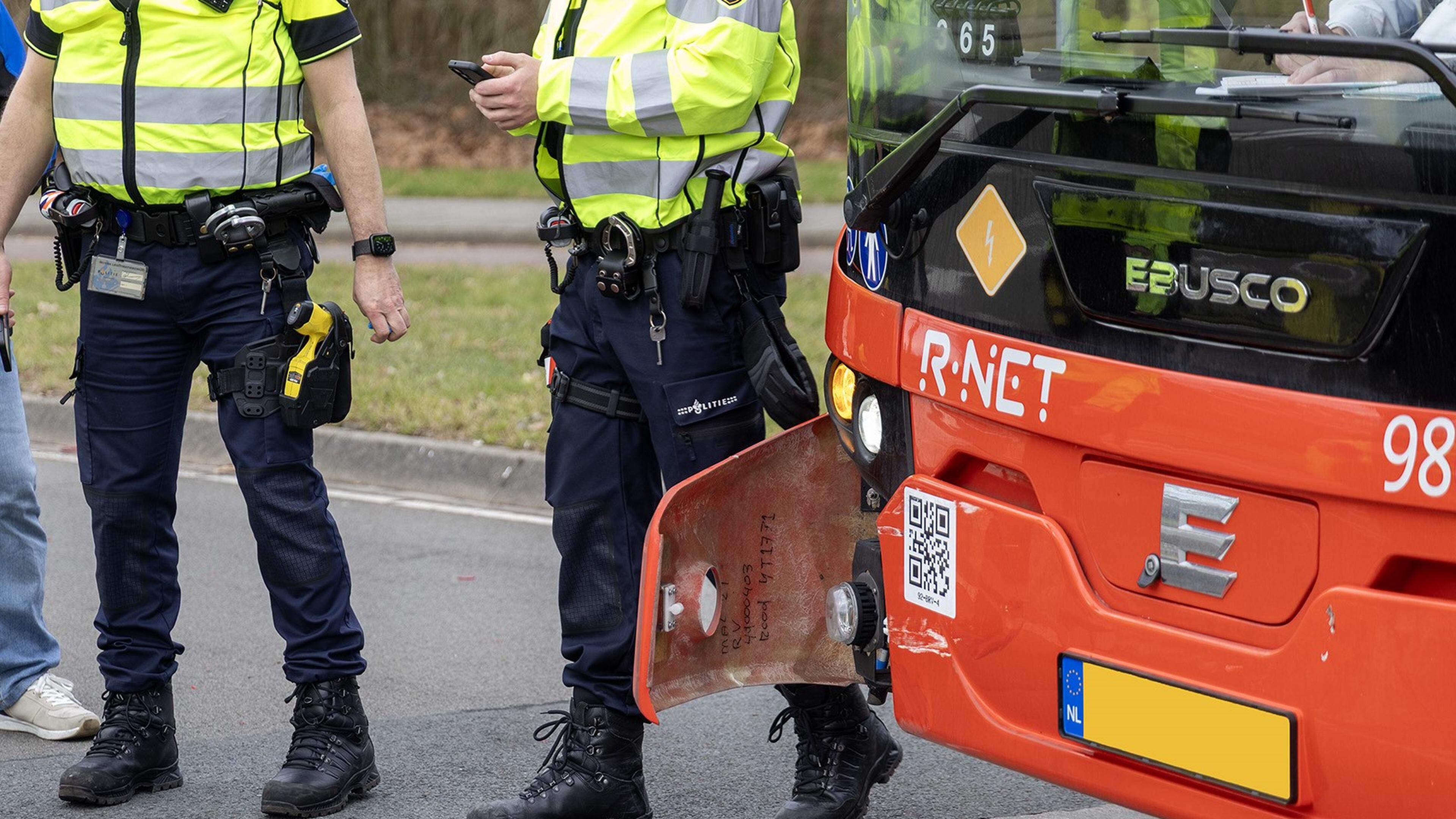 Passagier bus gewond bij botsing met auto op Kleine Belt in Hoofddorp