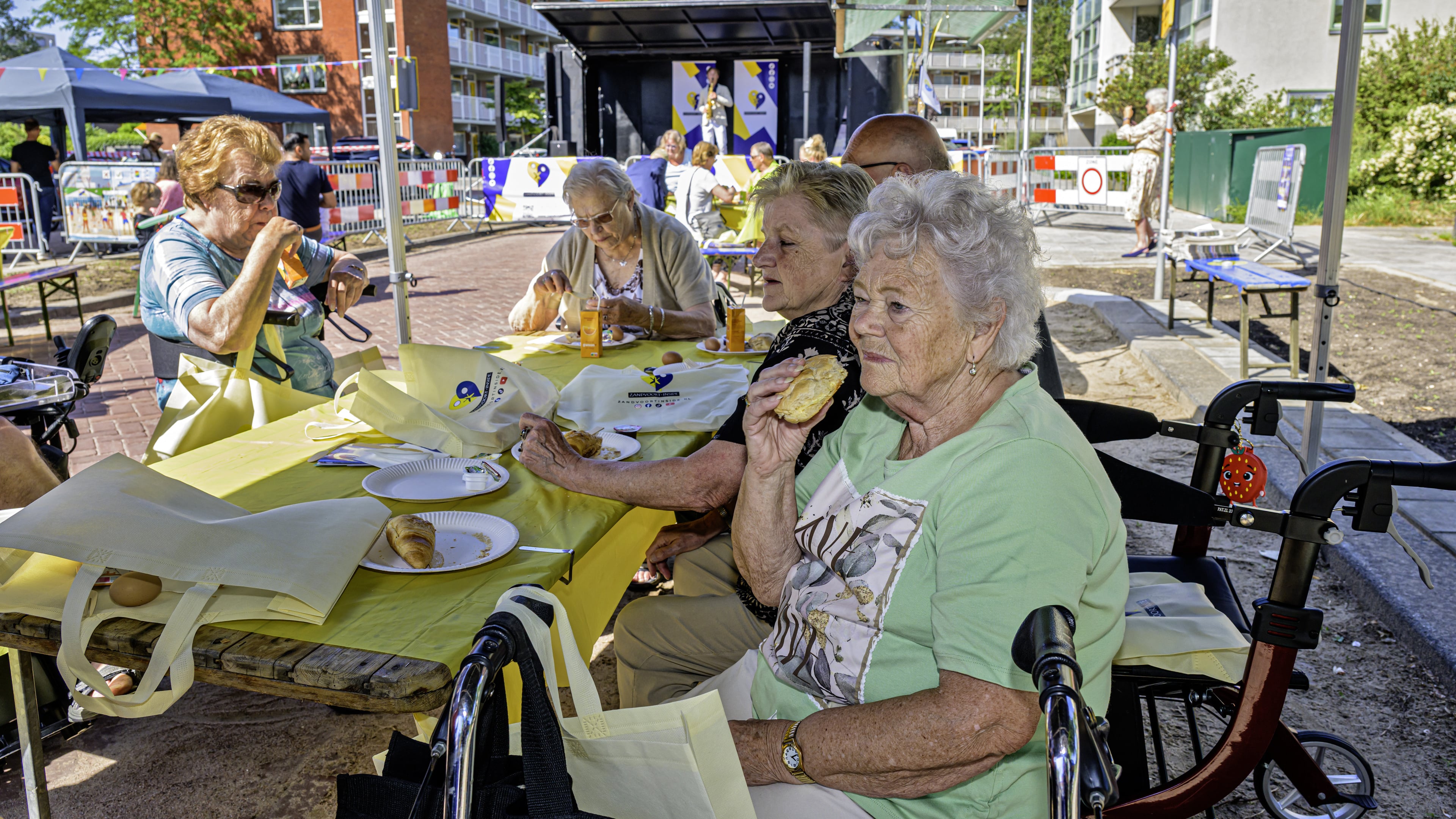 Atmospheric Zandvoort neighborhood party with Brubeck, bingo and breakdance