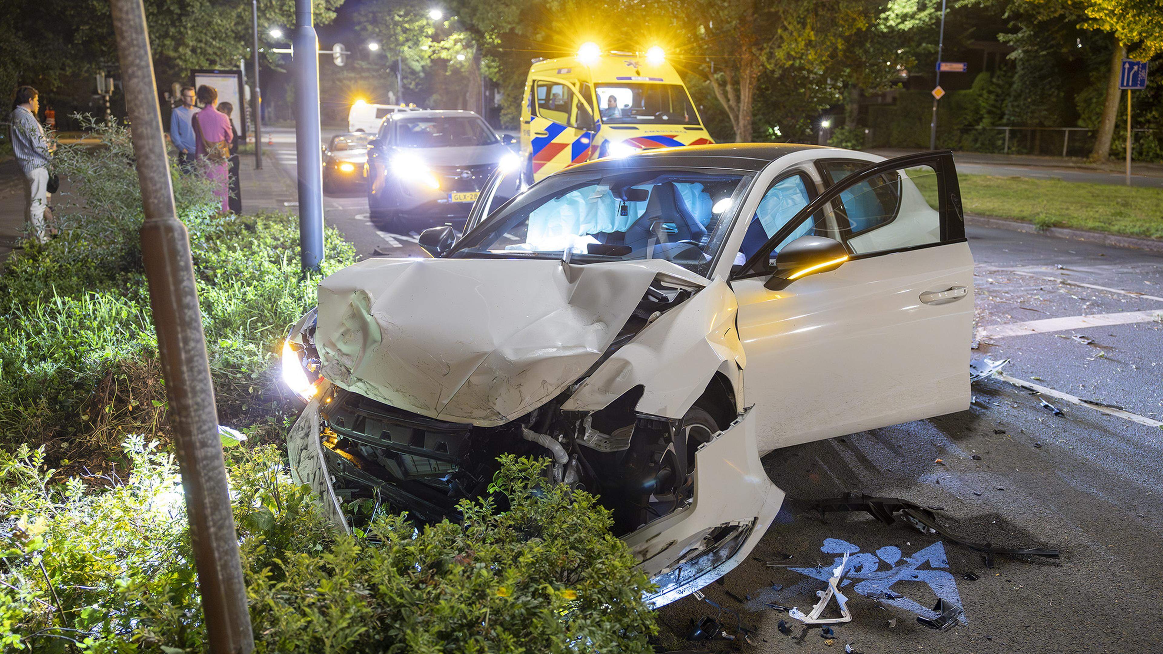 Auto raakt verkeerslicht, schampt boom en botst tegen busje van Wegenwacht in Heemstede [update]