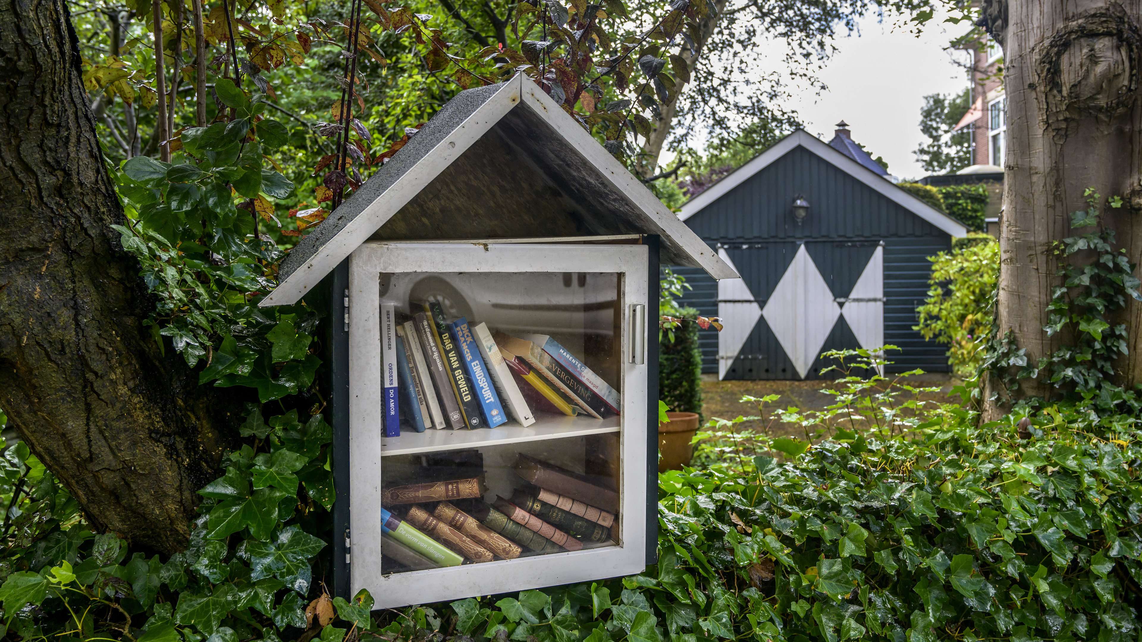Antieke Duitse boekjes tussen de thrillers, op de grens van Bloemendaal en Santpoort-Zuid