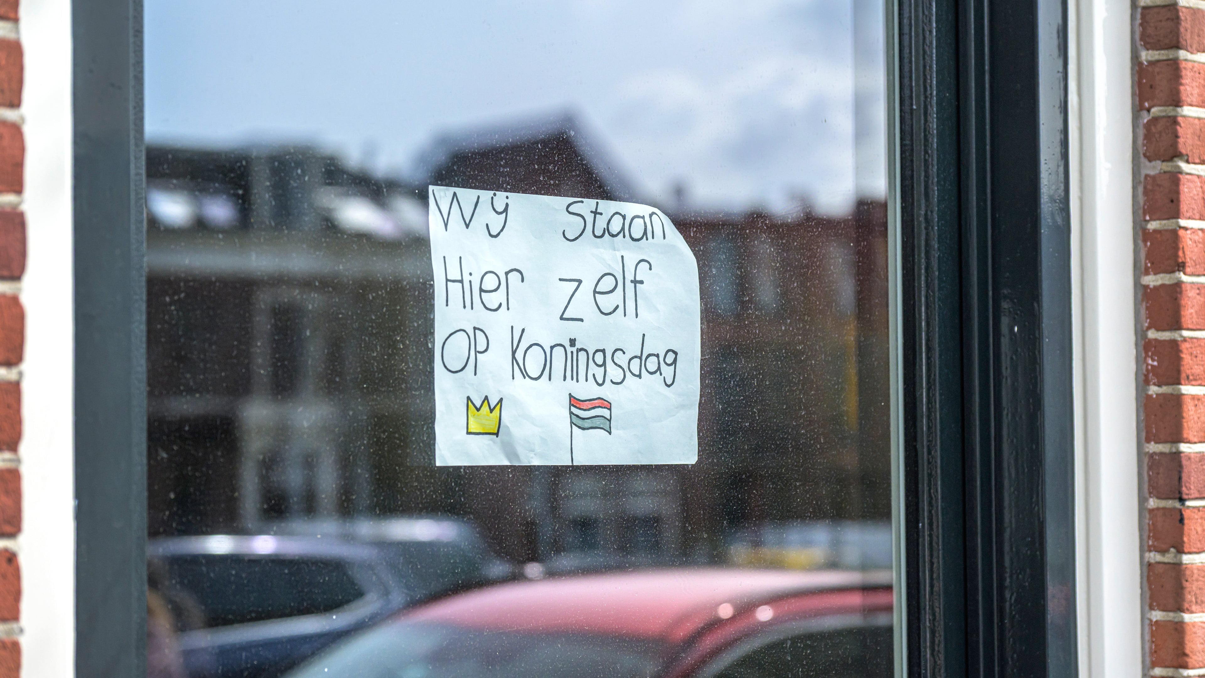 Banned in Haarlem but happening anyway: Reserving sidewalk spots for King's Day. Residents warn: 'We’re standing here ourselves'