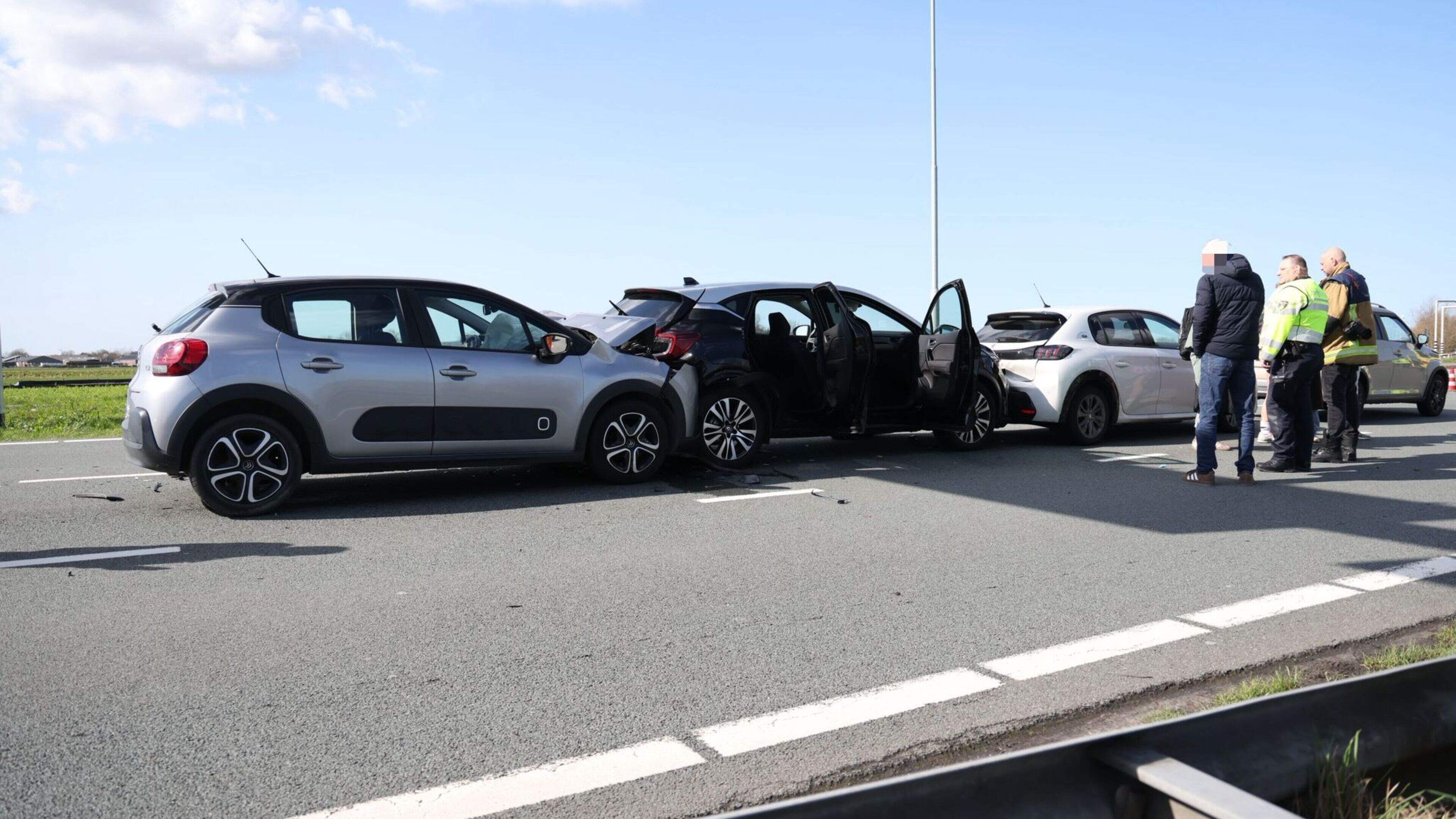 Three cars involved in collision on N205 in Vijfhuizen, person injured