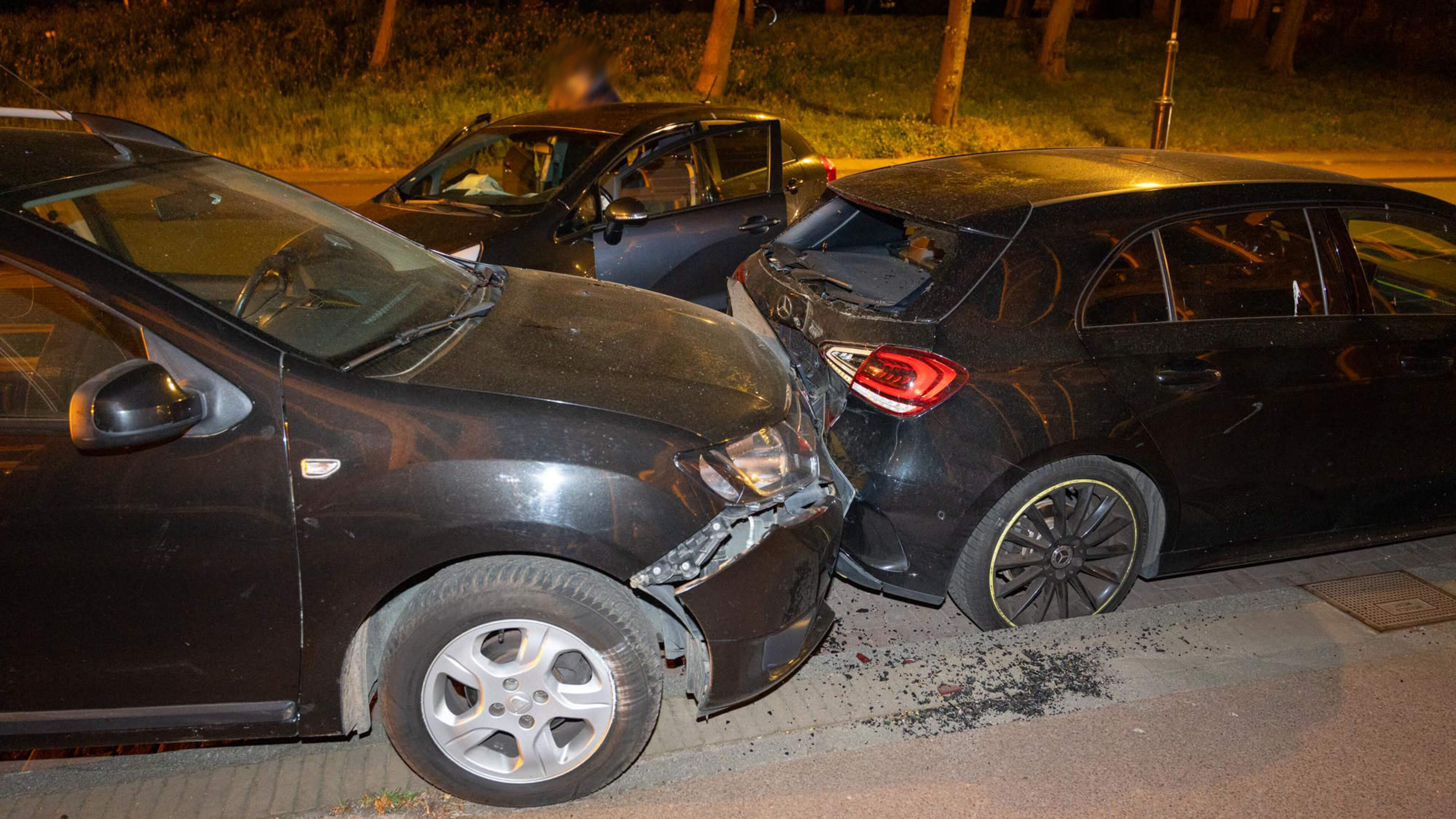 Driver crashes into parked vehicles in Haarlem, causing significant damage