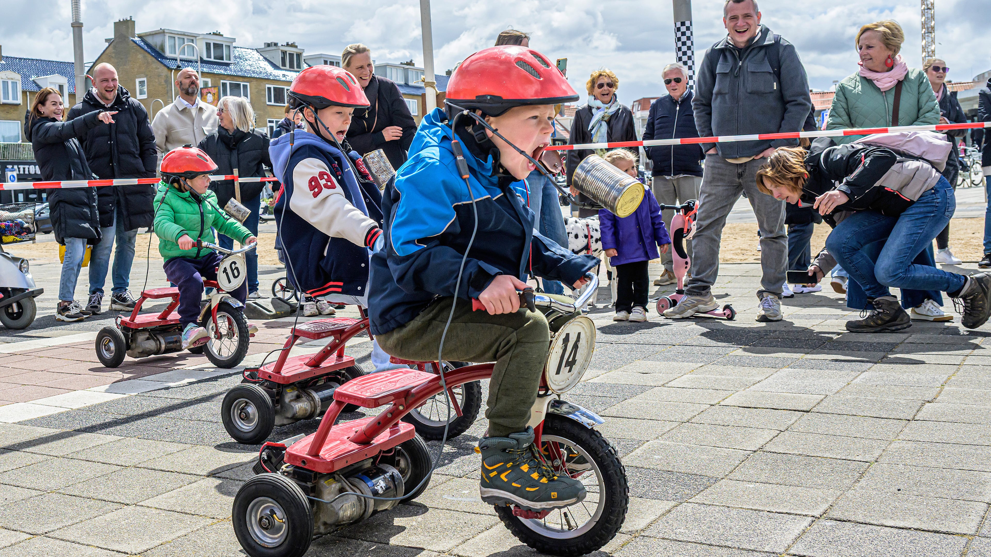 High tide in Zandvoort draws crowds: ‘More buzz and visitors in the village is always good’