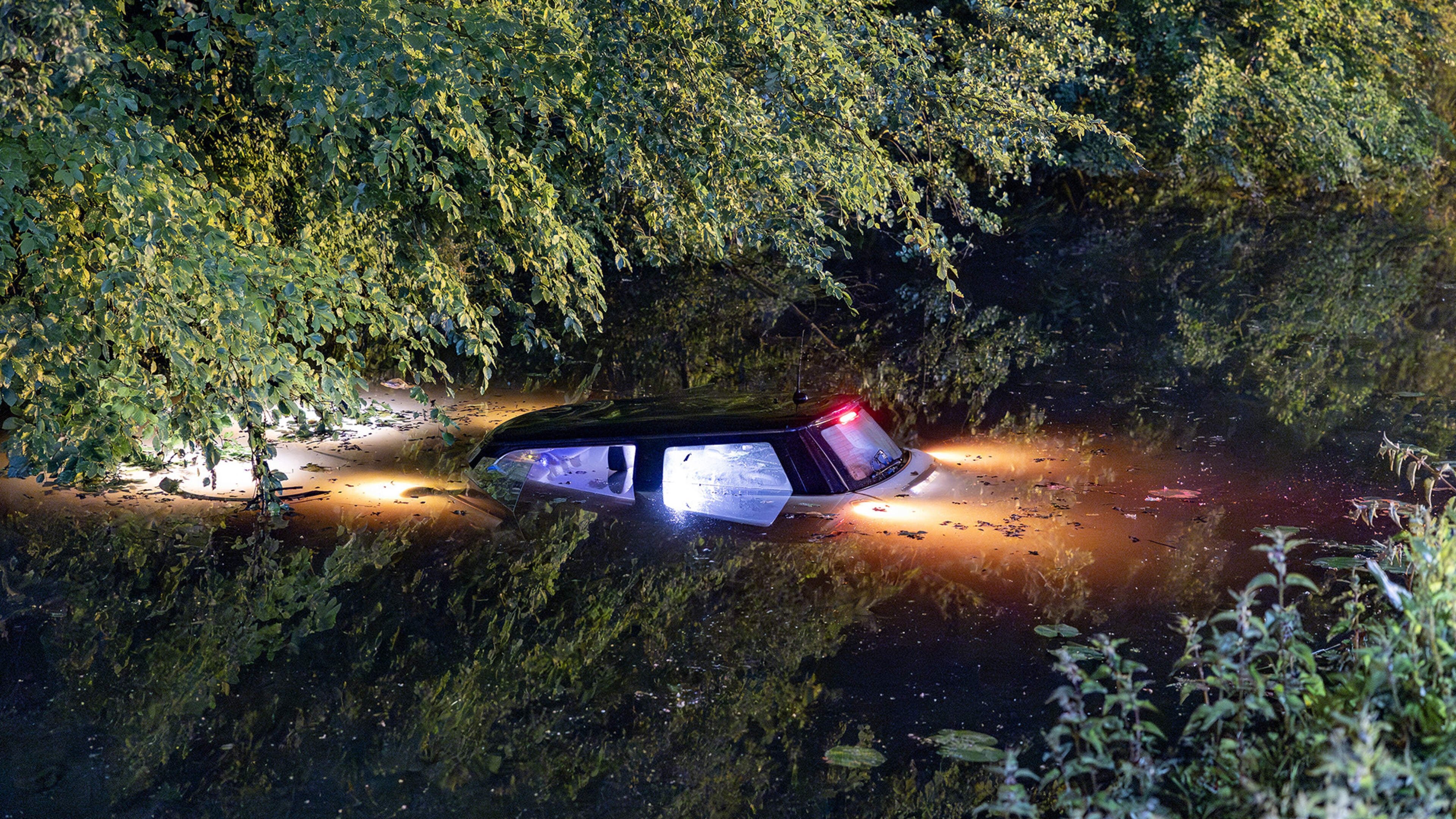 Car ends up in ditch in Overveen