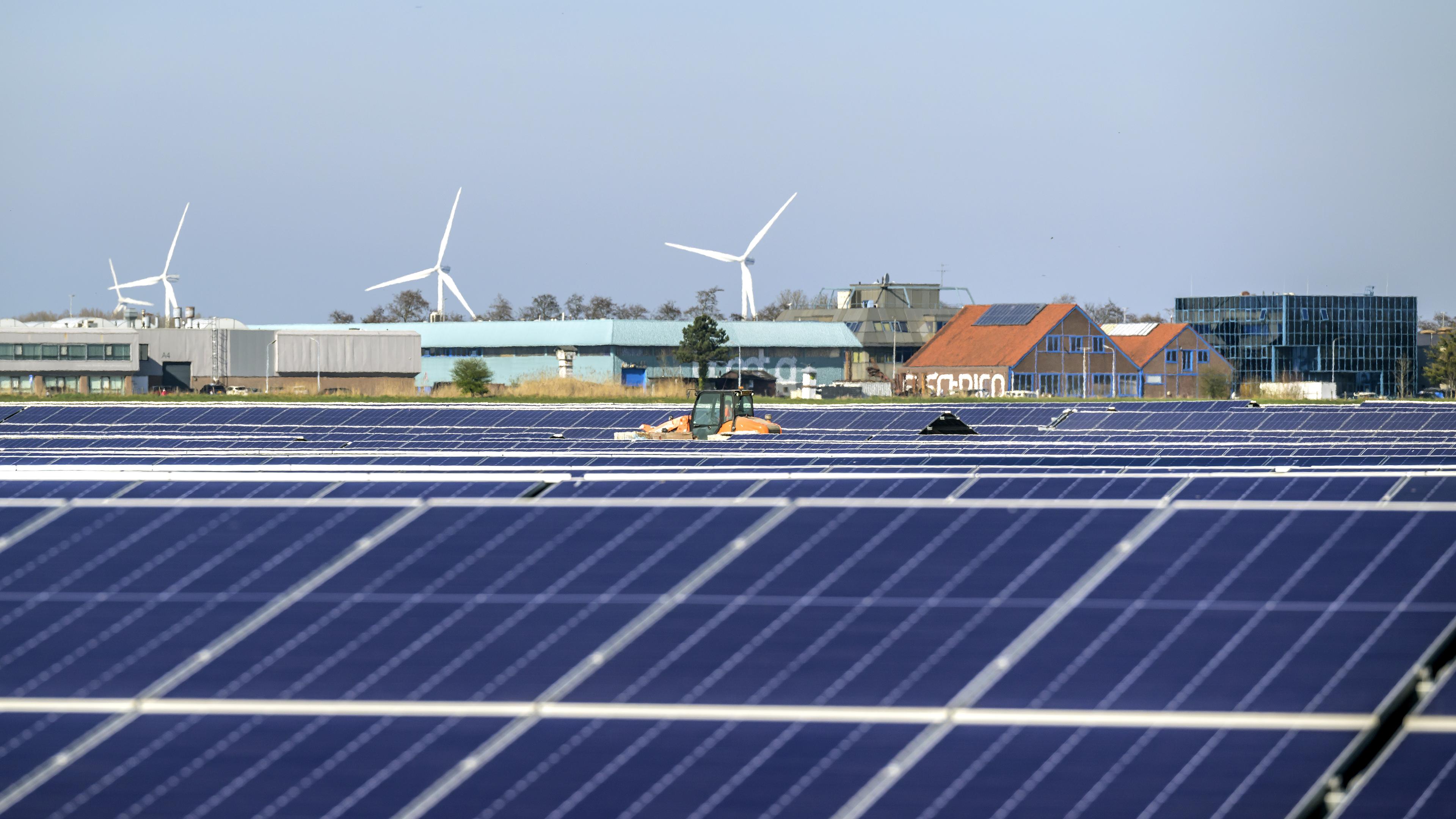 Haarlemmermeer stuurt minister nieuwe brandbrief over normen zonnepanelen: ’Maak haast, want vanaf a