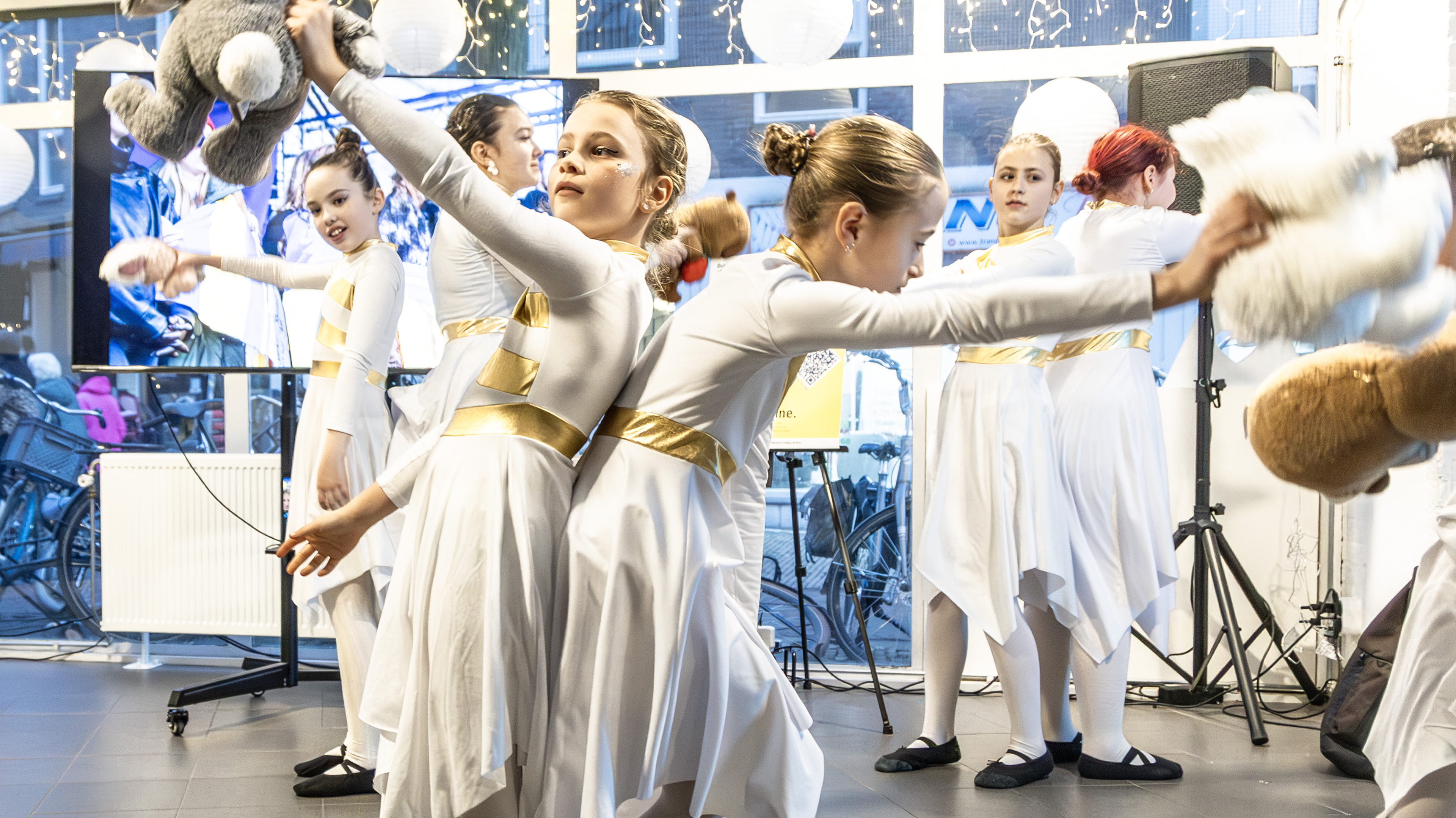 A minute of silence and an ambulance for Ukraine: ‘During the bombings, the children keep playing football’