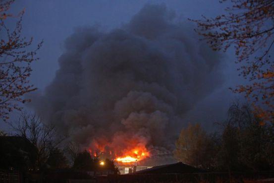 Brandende loods Zwaanshoek ingestort, groep bewoners vluchtte in paniek naar buiten