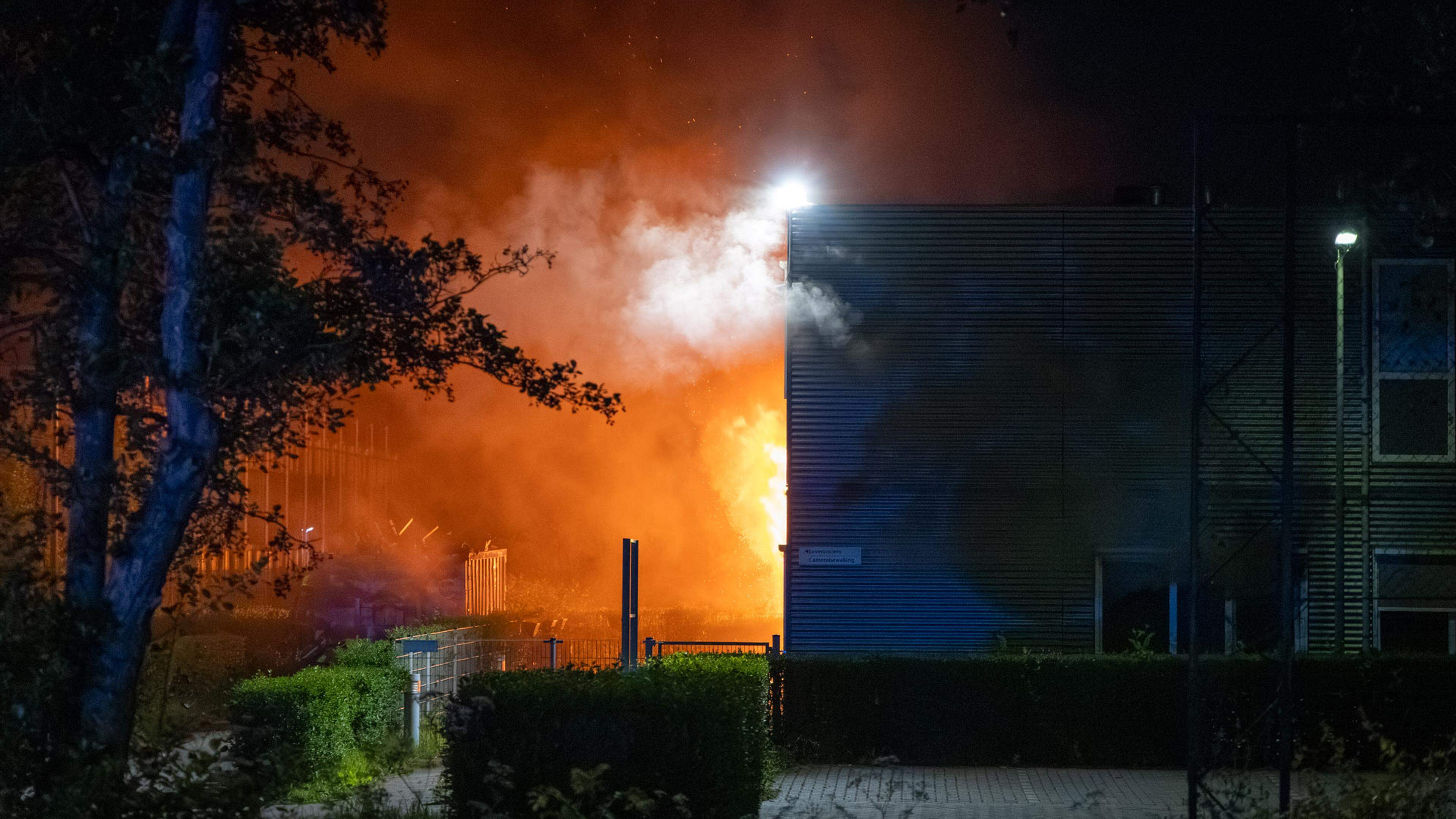 Zeer grote brand in toekomstig azc in Haarlem