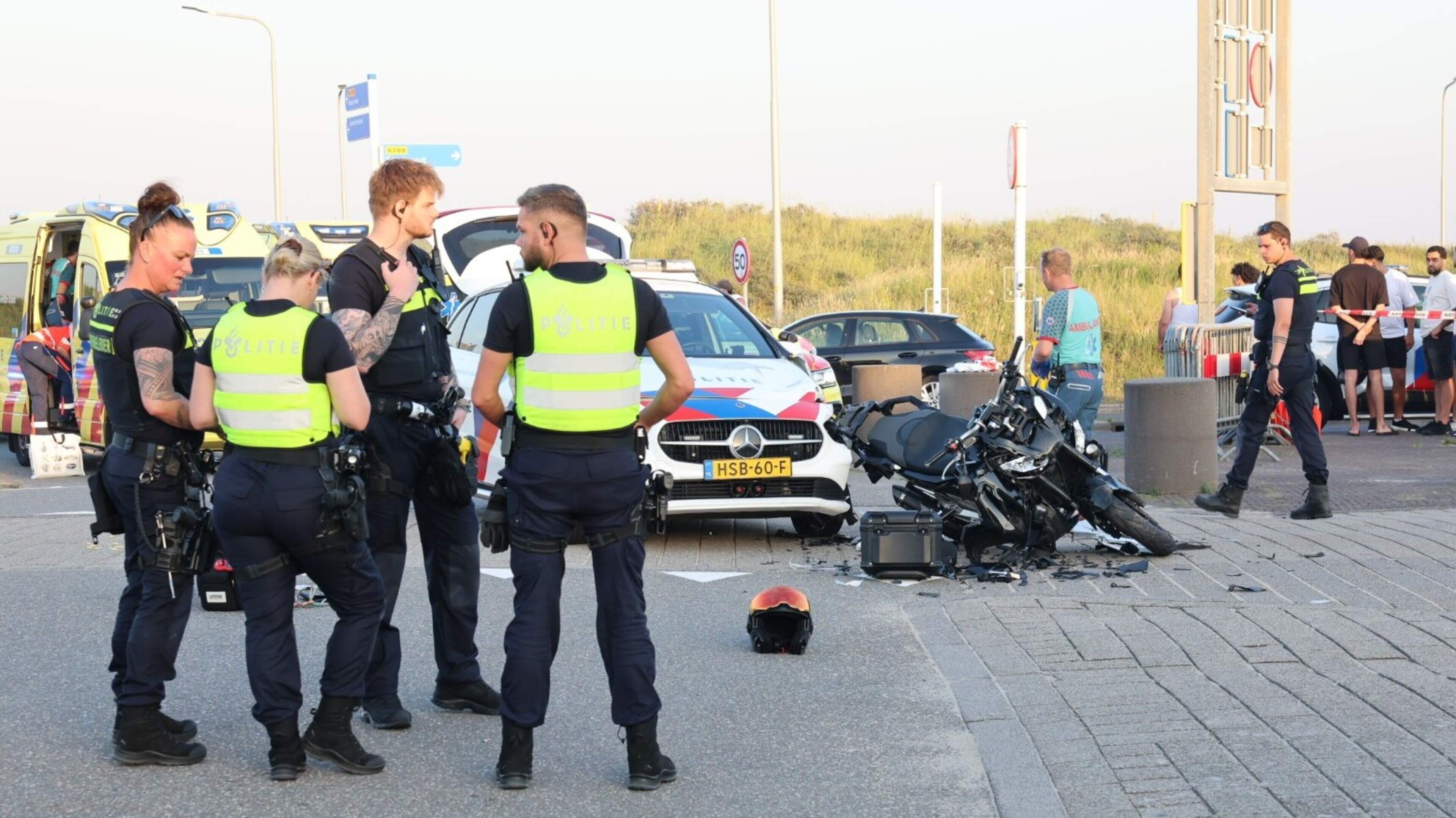 Injuries in collision between police car and scooter in Overveen, trauma team deployed