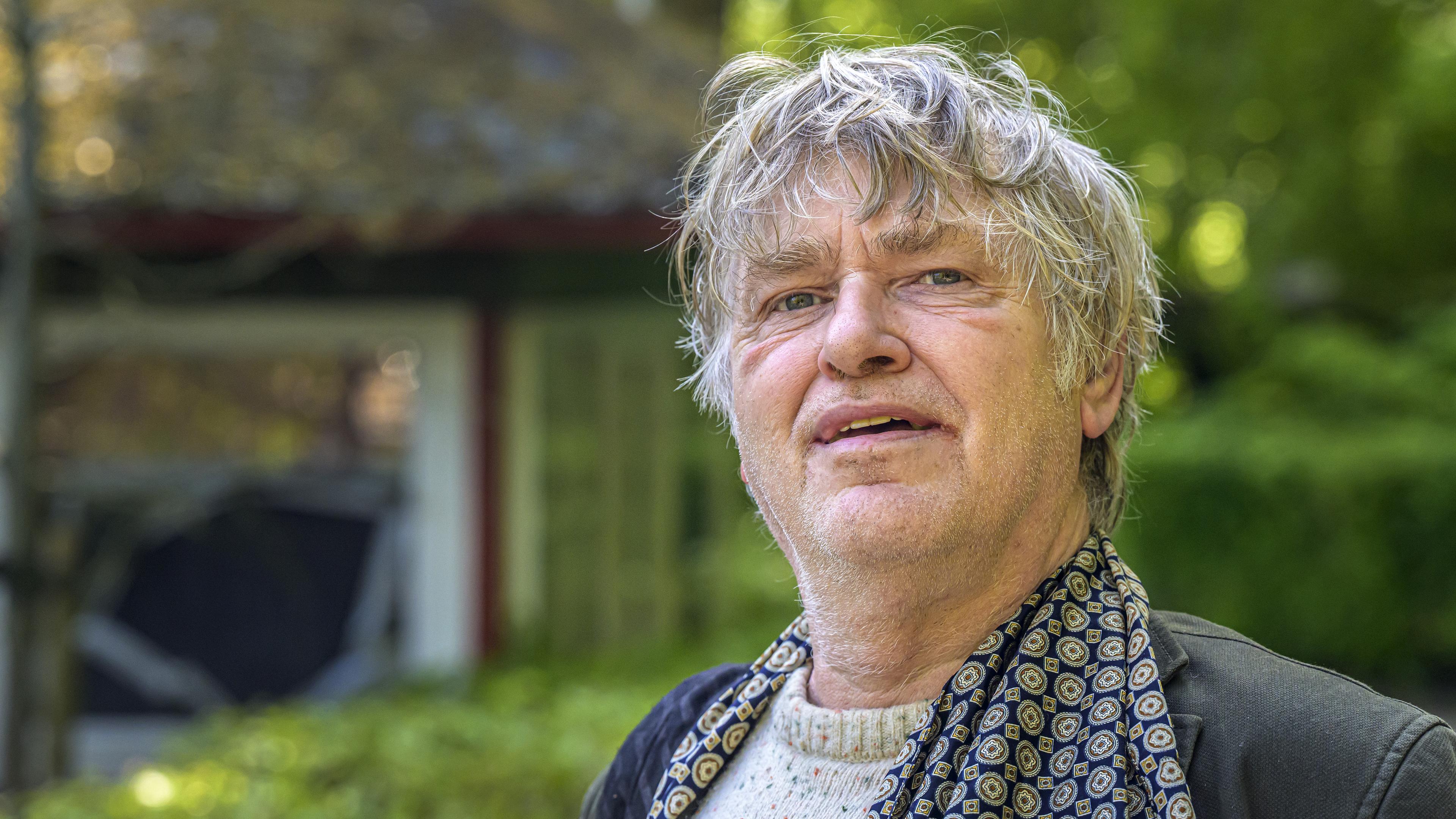 Romanschrijver Rob van der Linden creëert een plek waar iedereen in slaap valt. Bij de heuvel verget