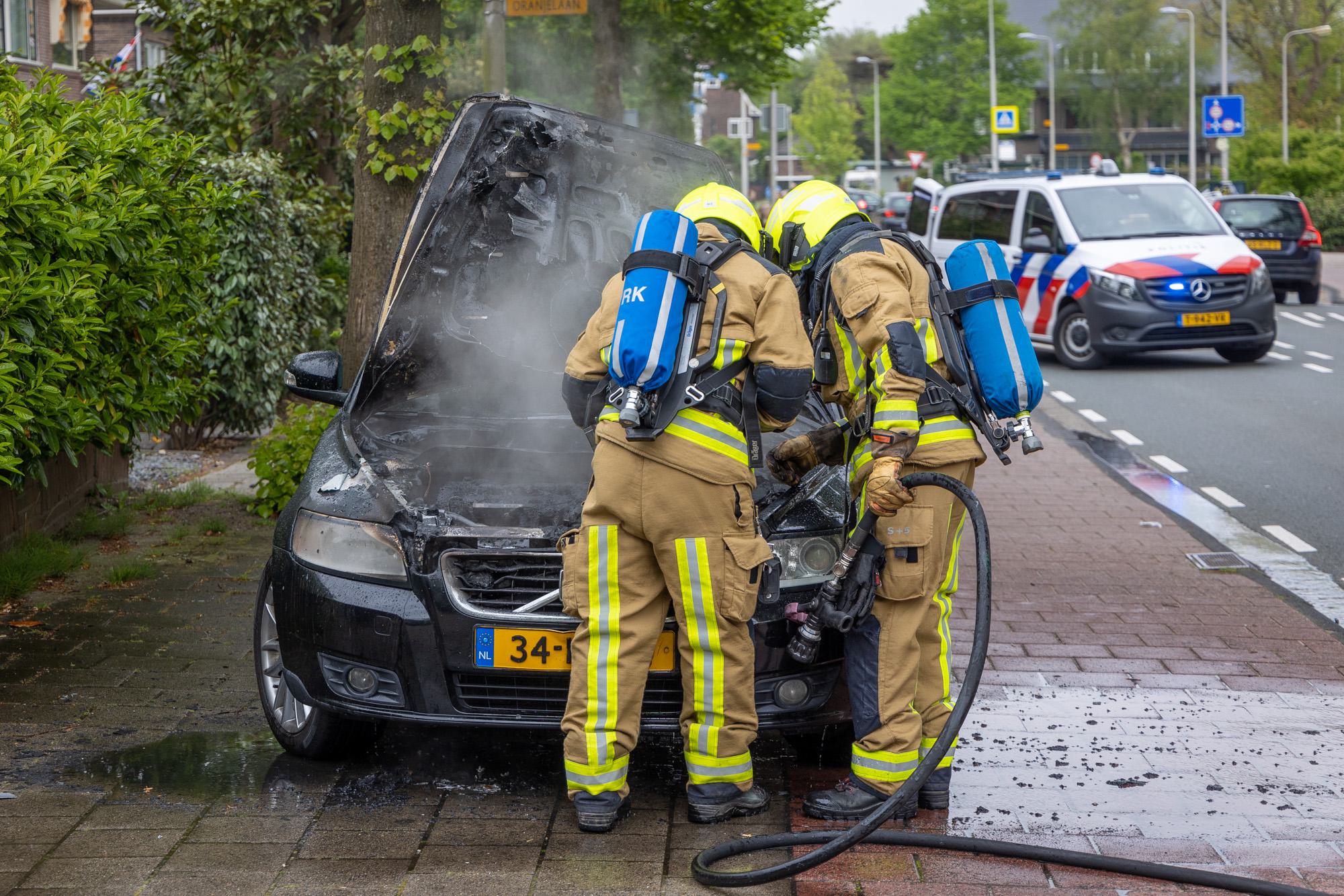 Auto vliegt in de brand tijdens rit in Overveen