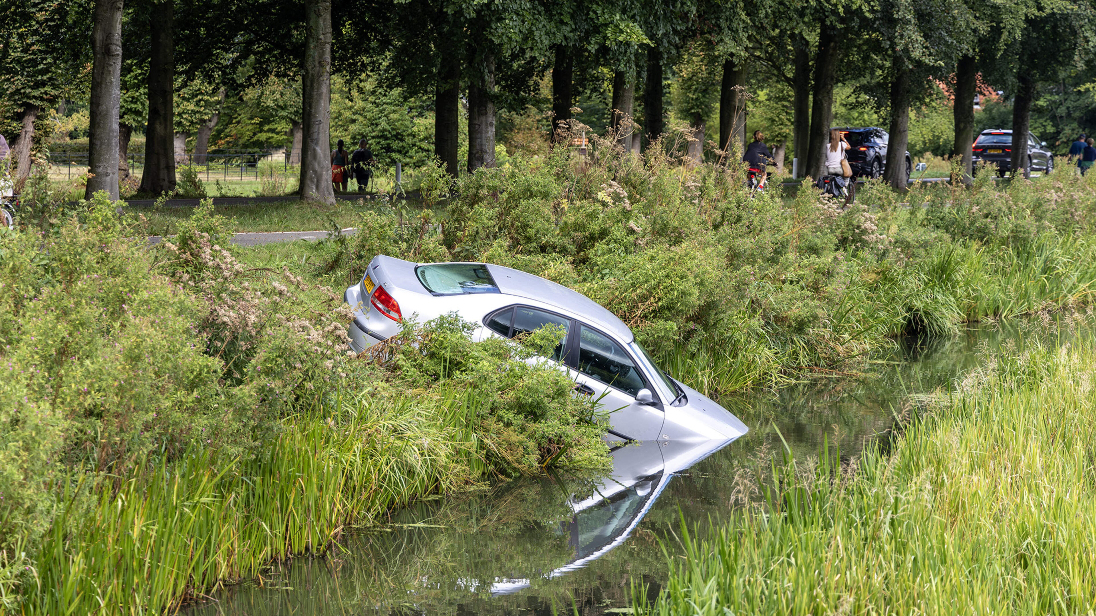 Auto met neus te water in Overveen, bestuurder naar ziekenhuis