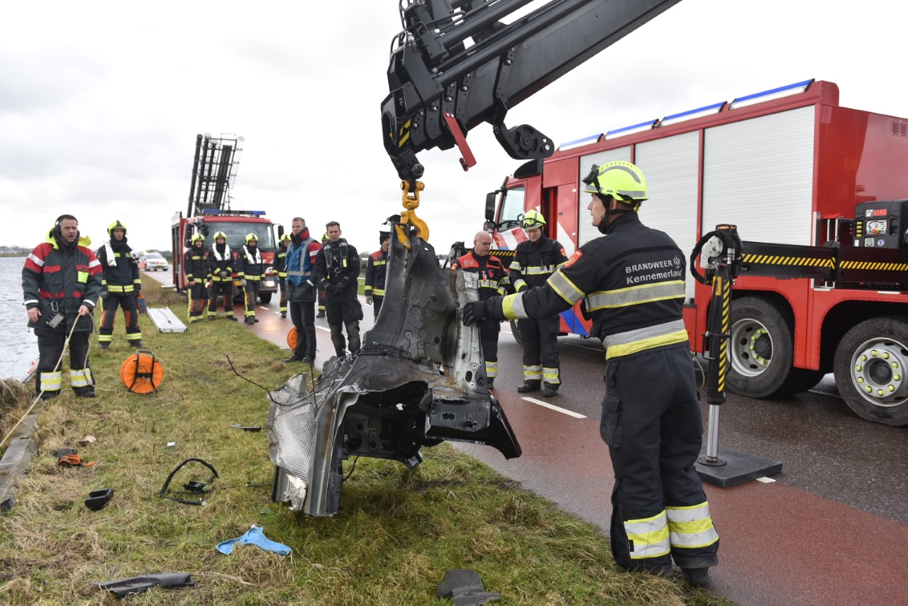 Hulpdiensten komen massaal af op melding van waterongeval in Abbenes; uiteindelijk alleen auto-onder