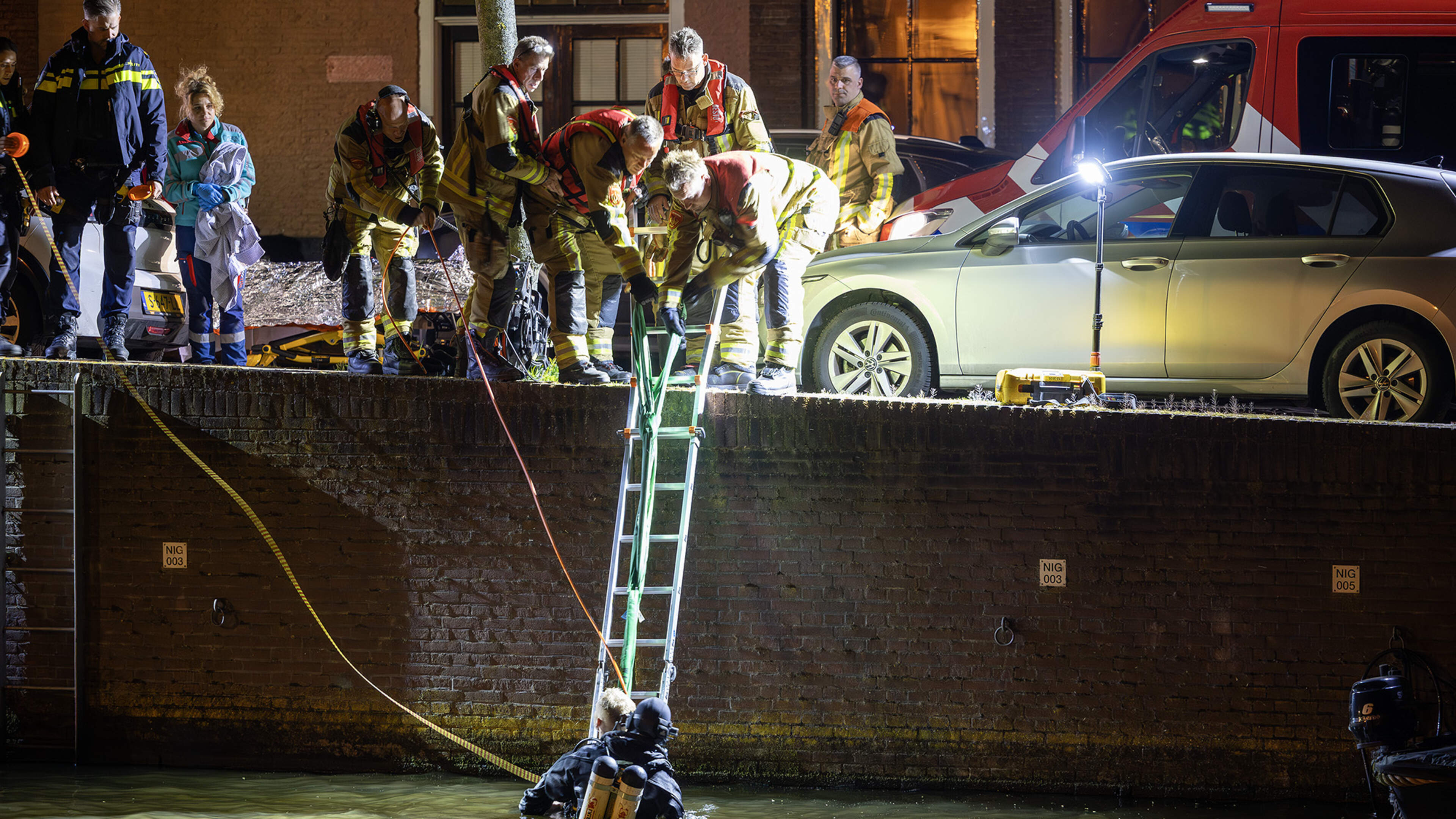 Man rescued from water at the Nieuwe Gracht in Haarlem