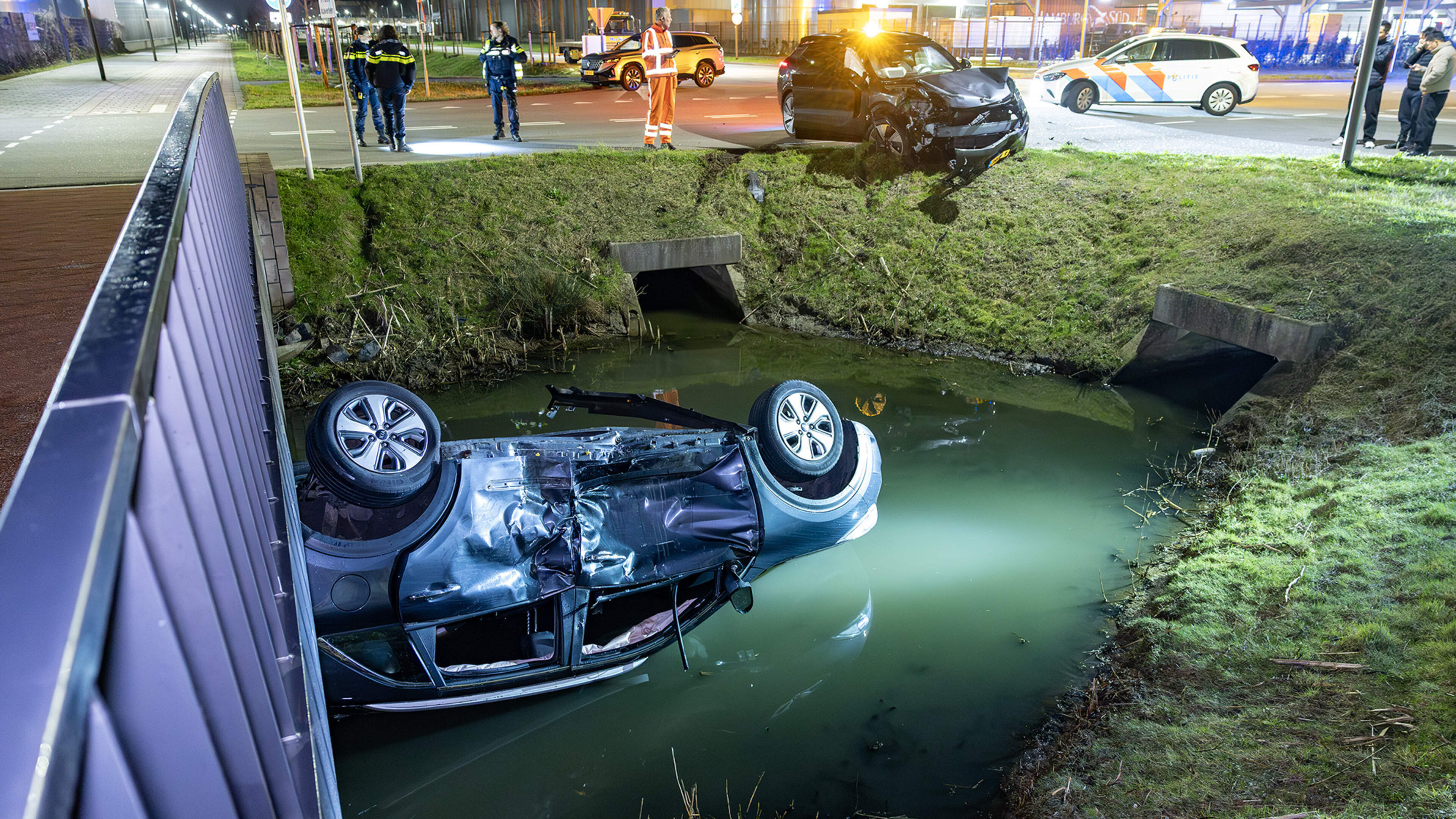 Taxi ends up on its side in ditch after collision with car in Hoofddorp