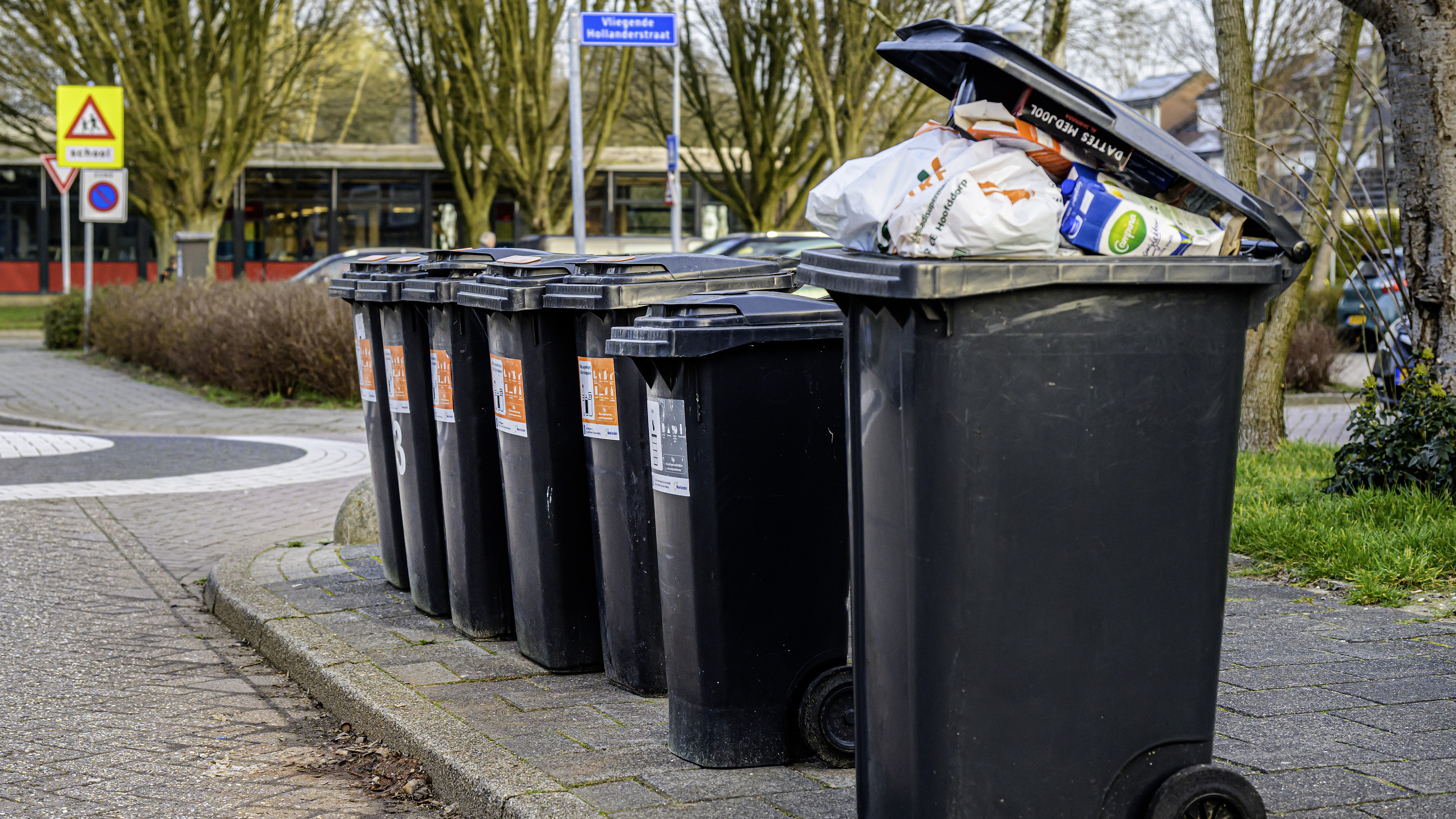 Rijsenhout bins uncollected due to wrong waste, residents angry: 'I’m constantly afraid of doing something wrong'