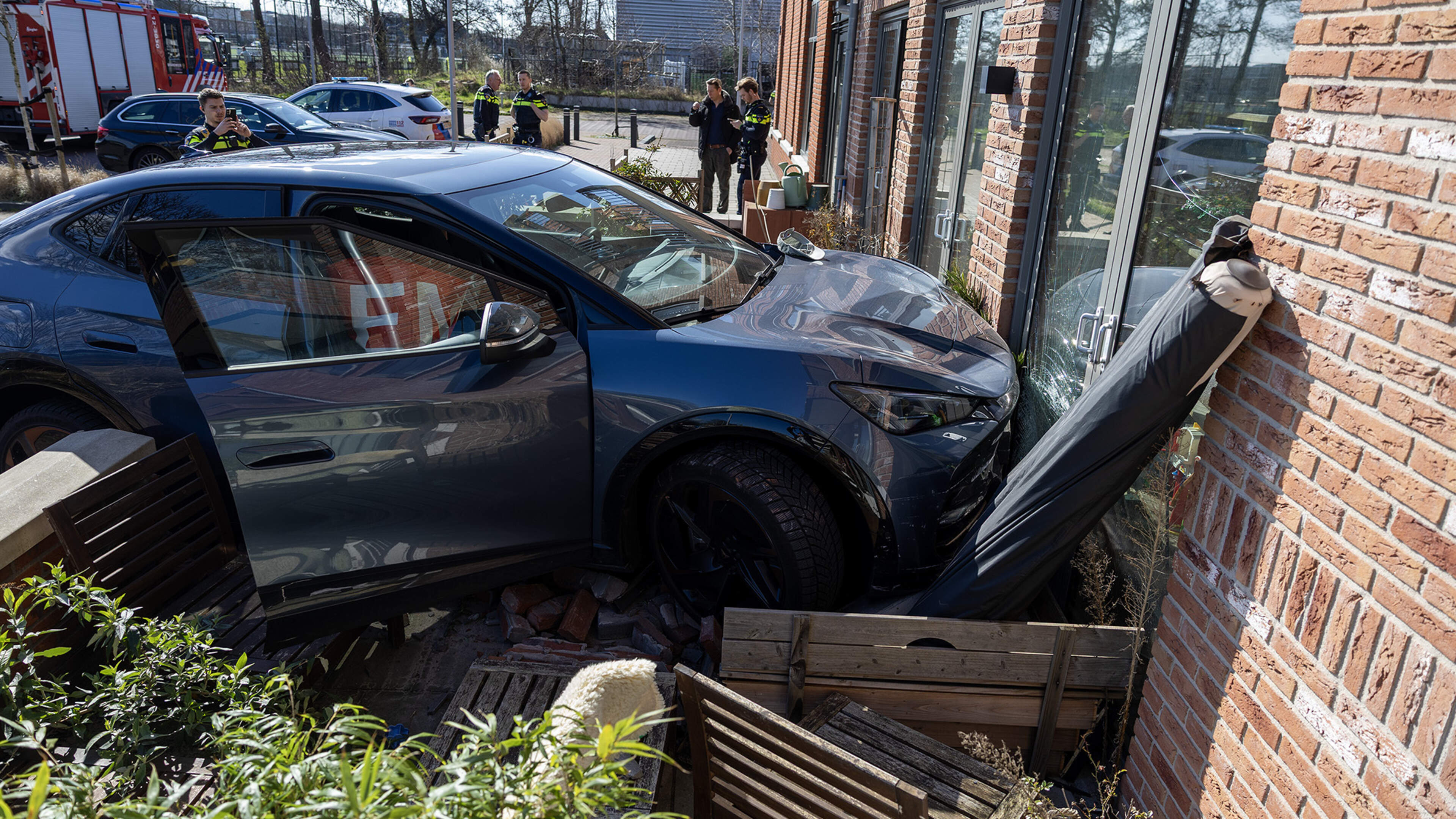 Car crashes through wall into house in Haarlem