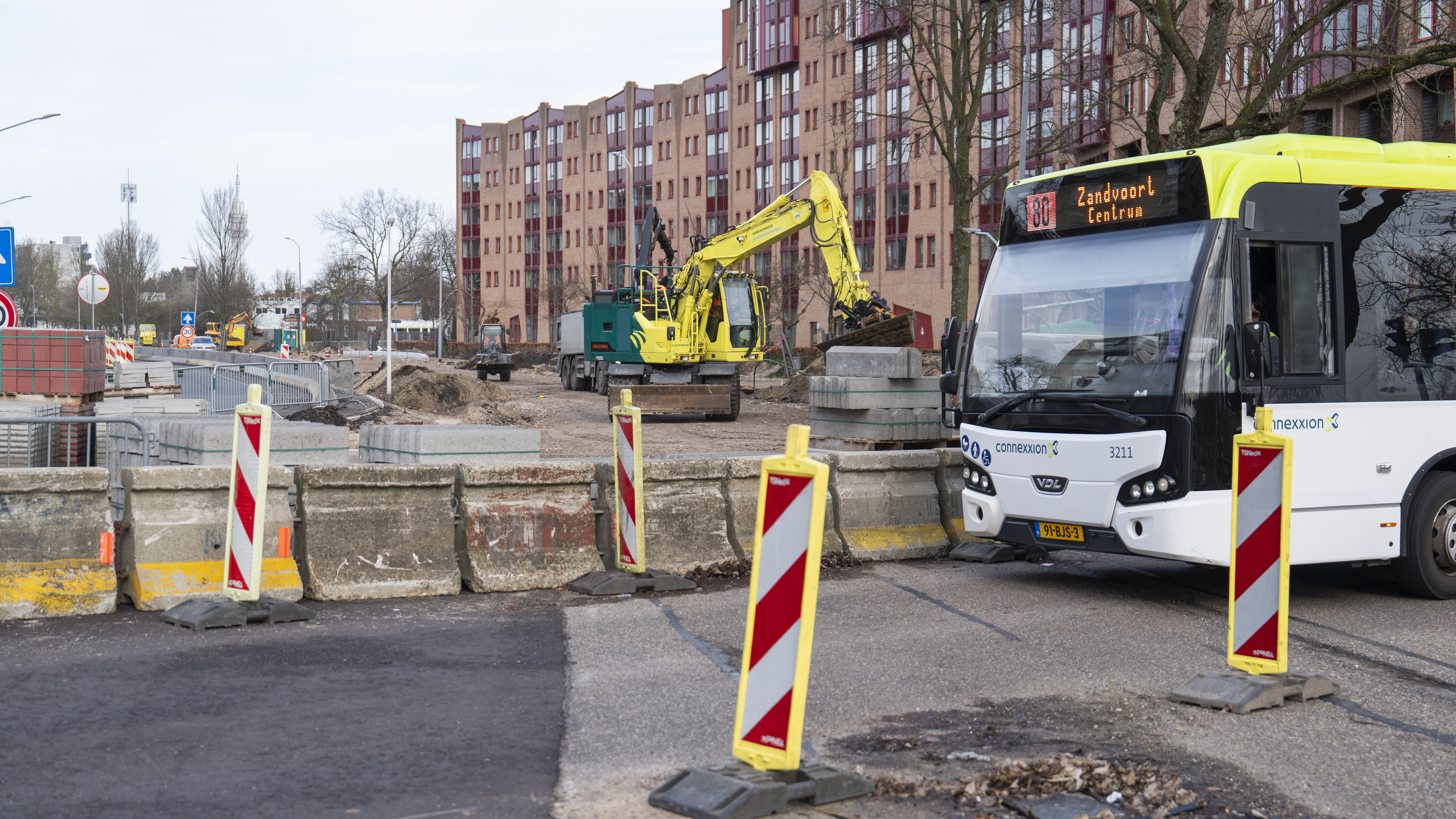 Confusion over bus line 2 in Haarlem East: Is the bus coming or not?