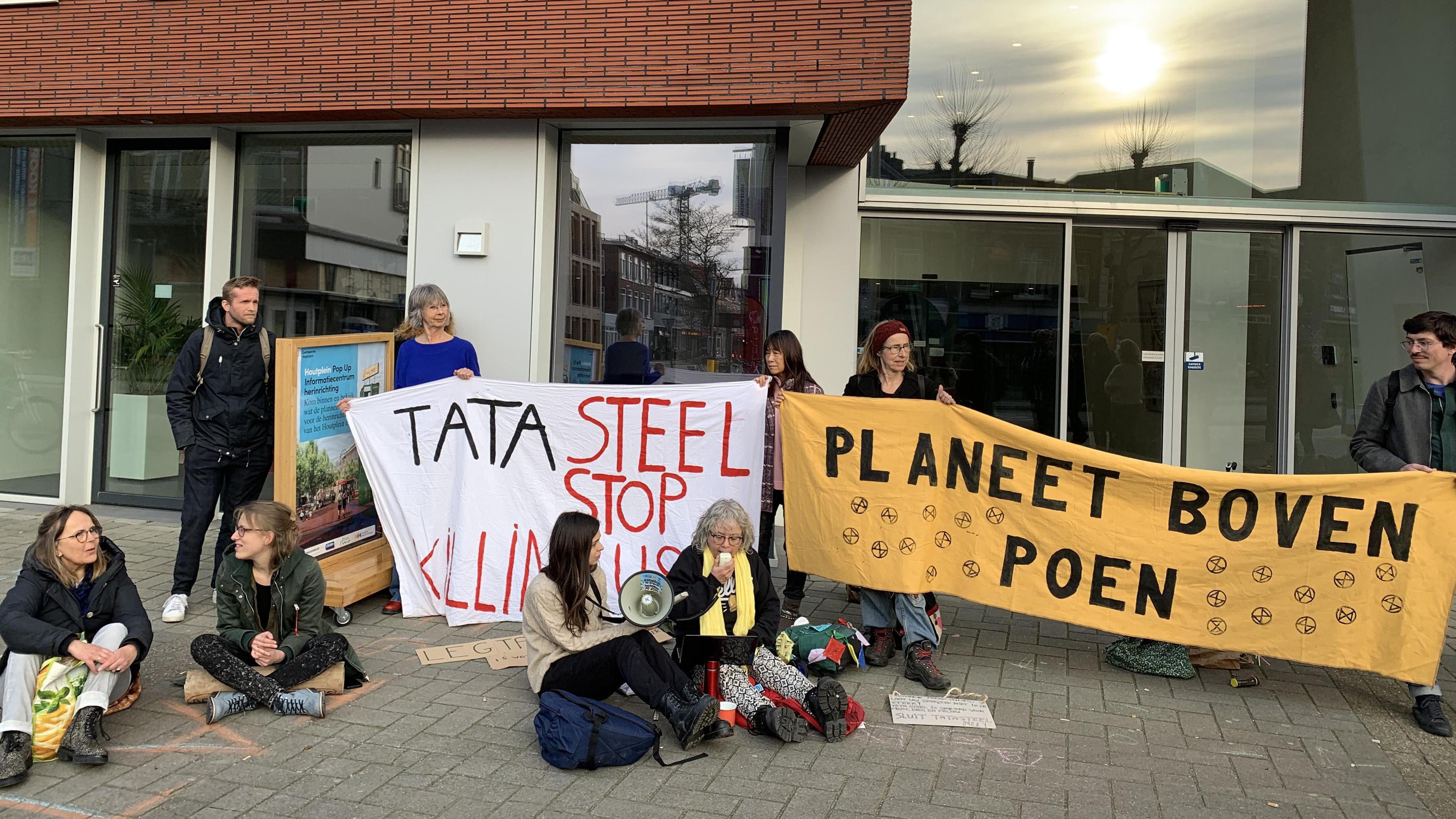 Extinction Rebellion protesteert weer tegen Tata Steel, geketende ...