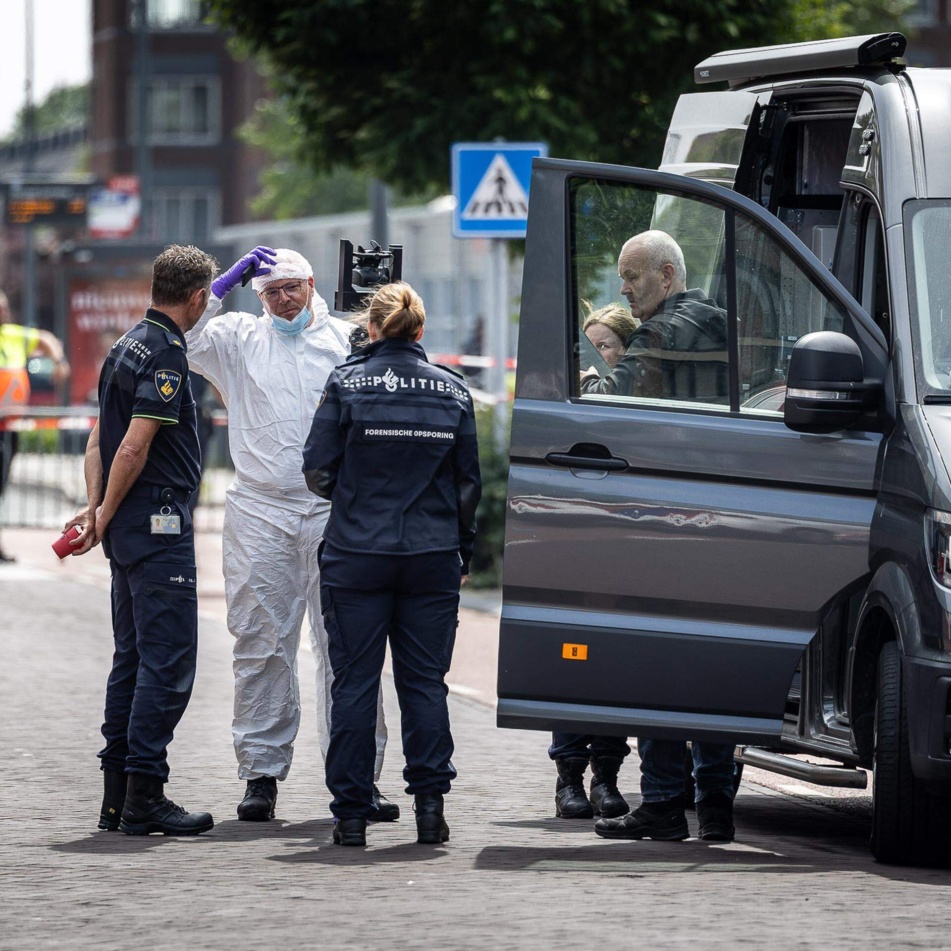 Twee doden bij steekpartij woning in Hoofddorp, agenten gewond. Politie lost schoten | Haarlems Dagblad