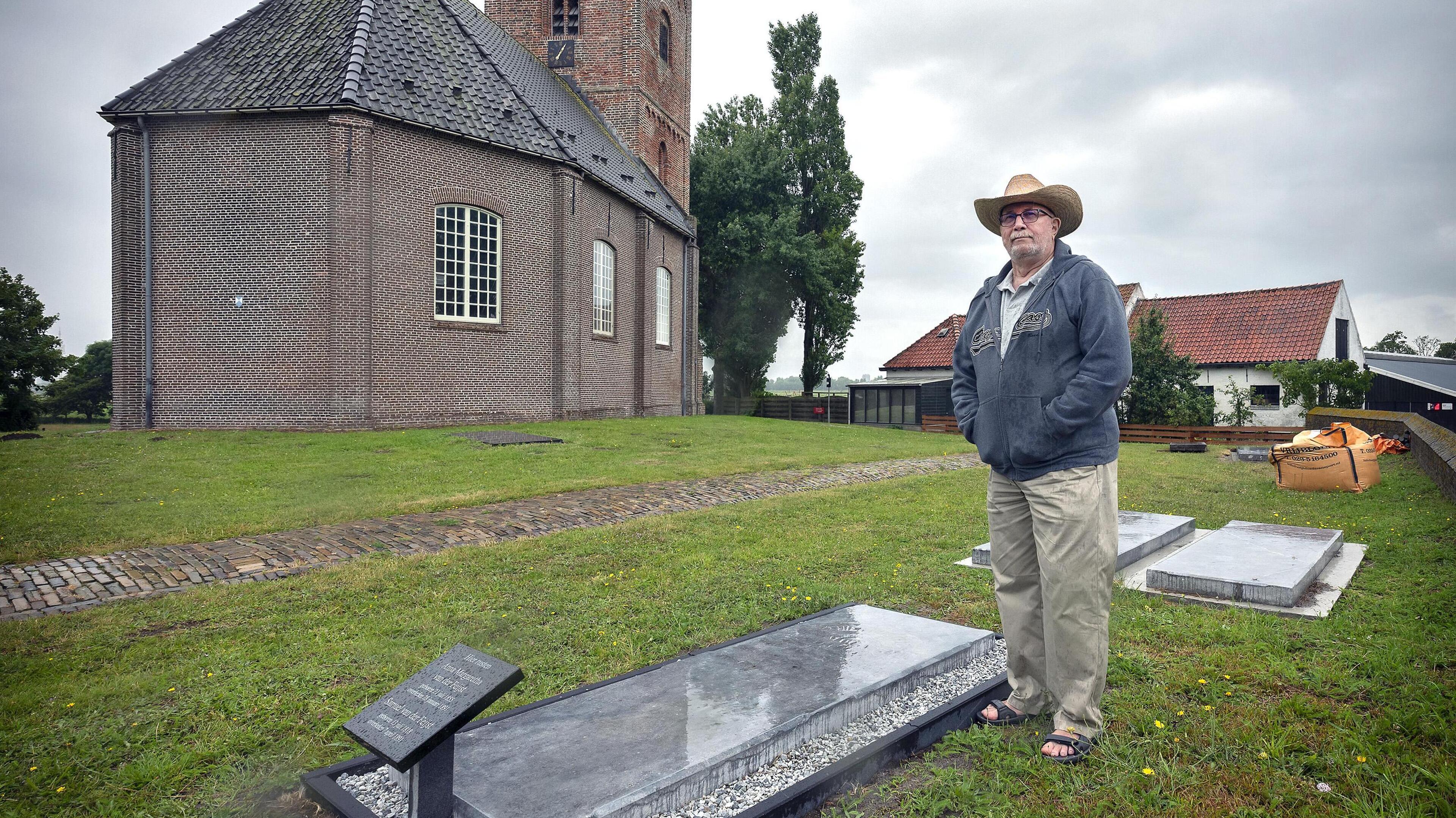 Oude grafzerken bij de Stompe Toren in Spaarnwoude opgeknapt
