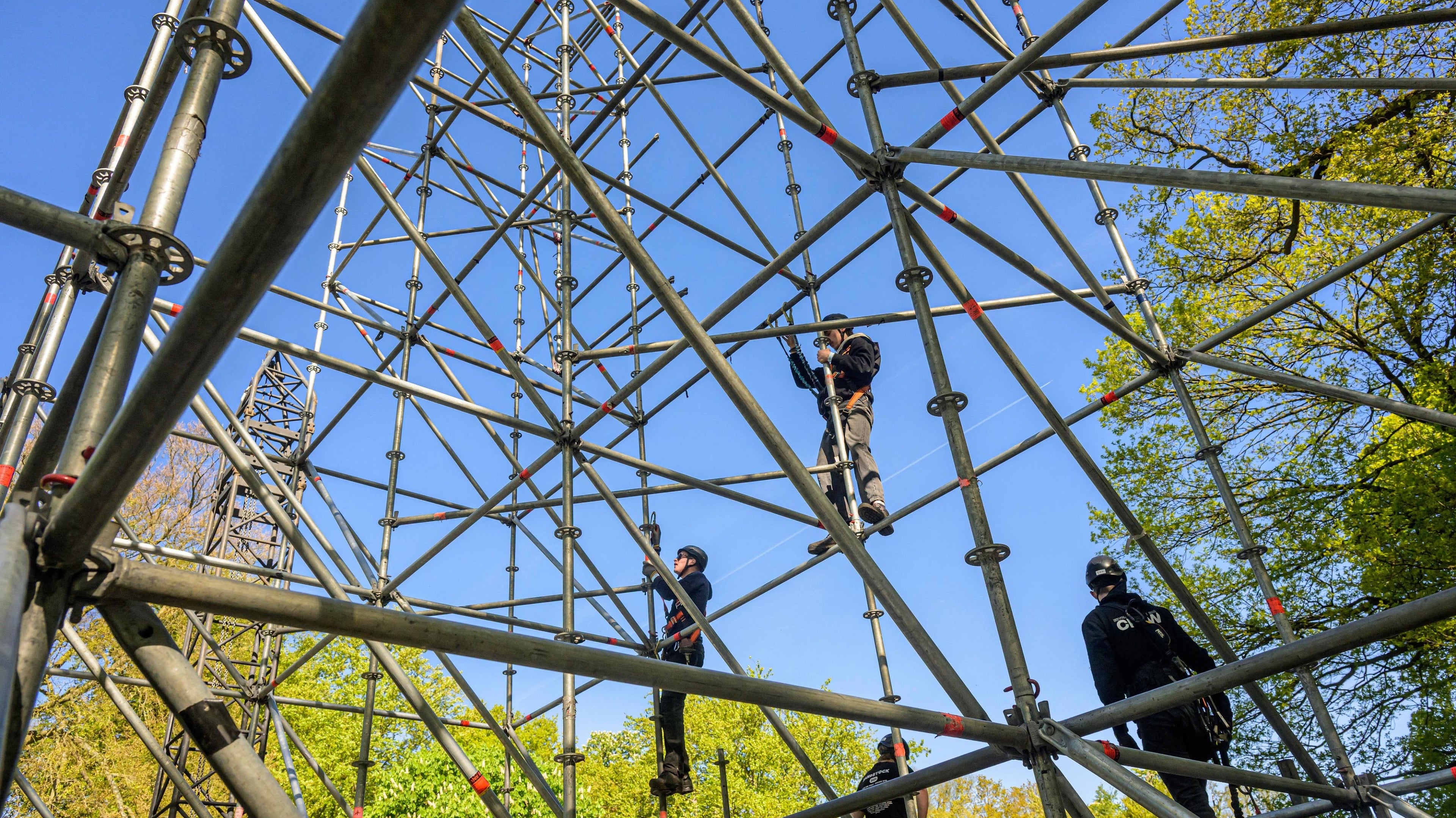 Setting up Bevrijdingspop under a clear blue sky