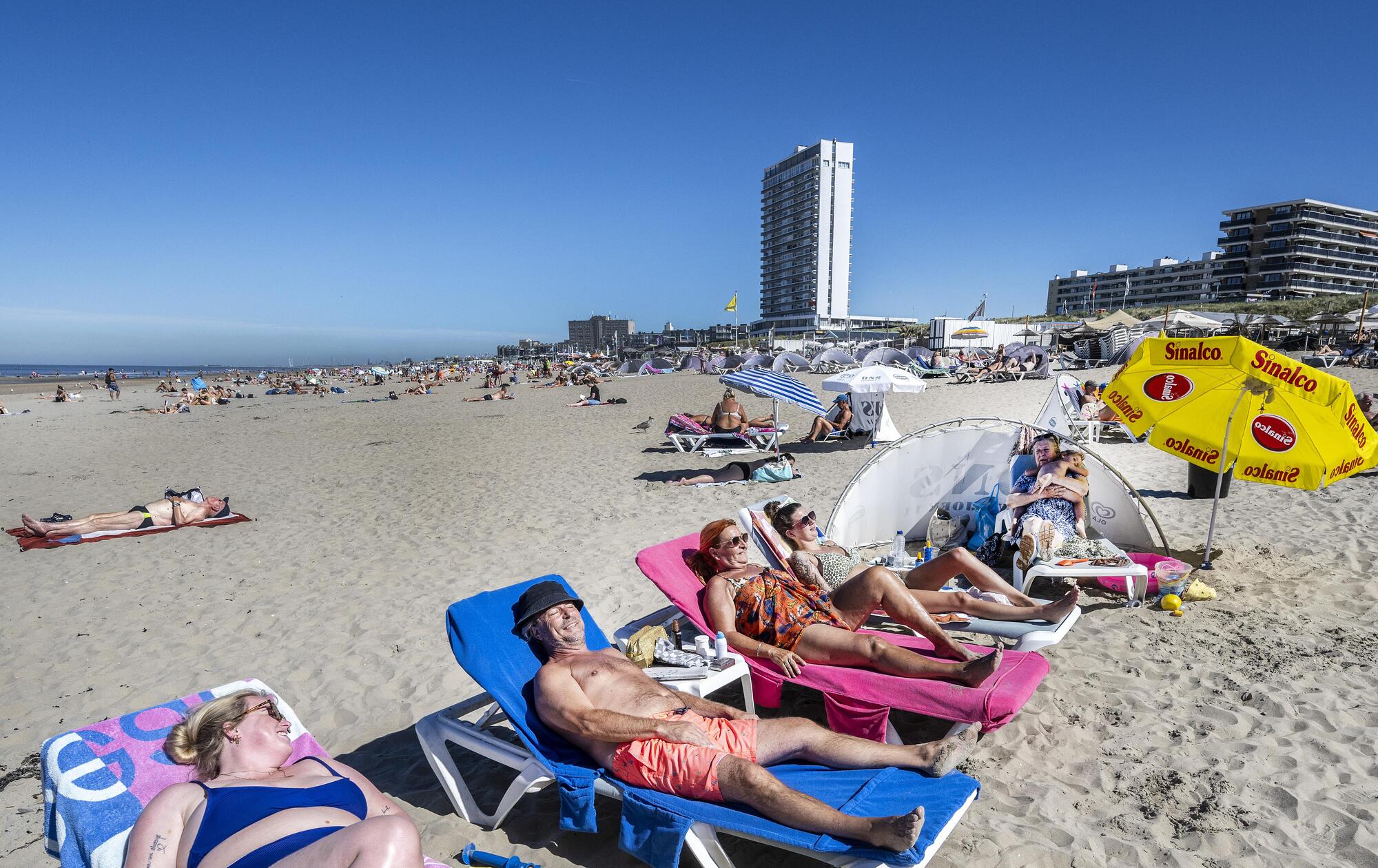 ’t Is weer voorbij die mooie zomer? Zeker niet: Zandvoorts strand ...