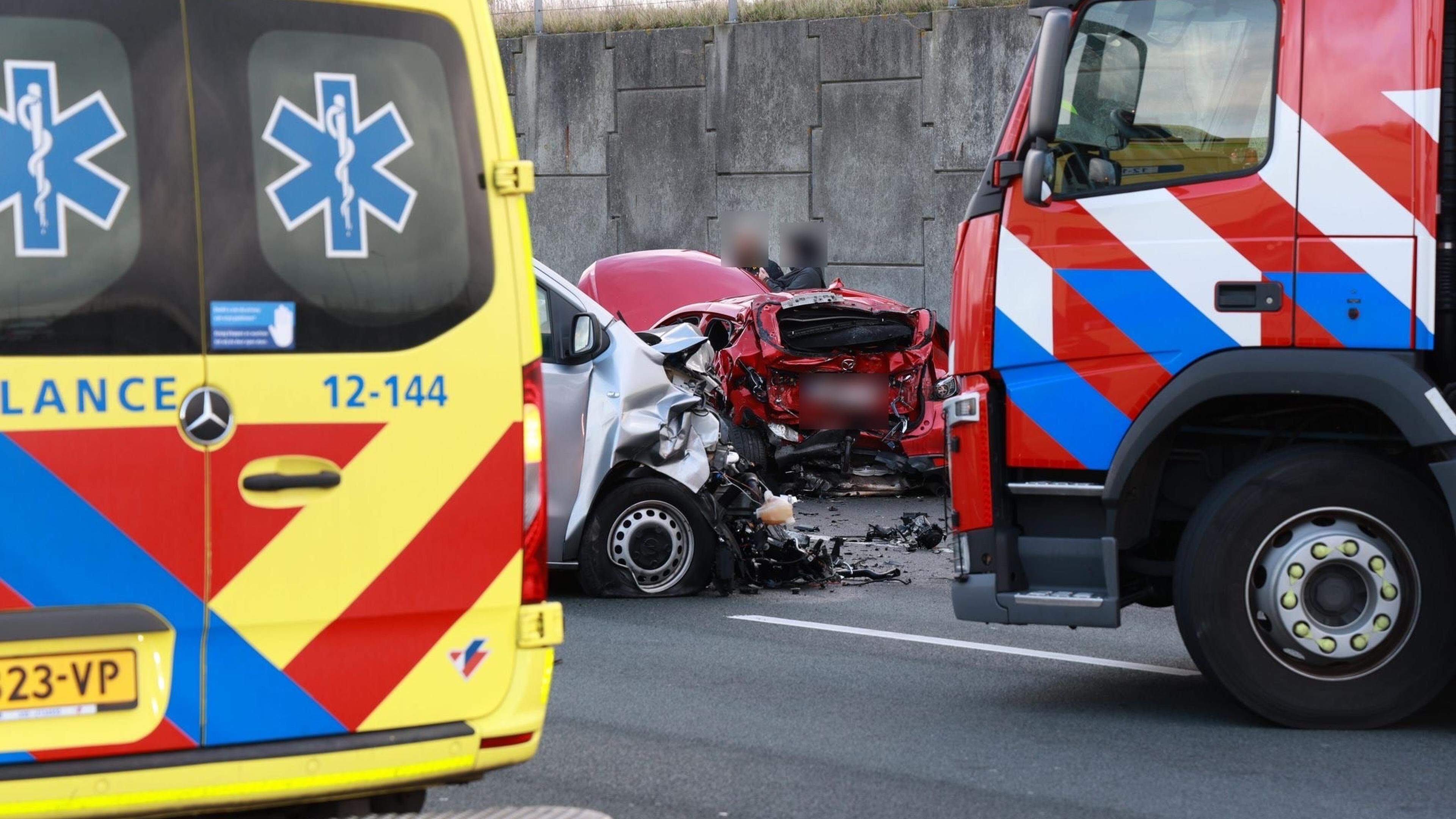 Drie gewonden en veel schade bij zware aanrijding op A4 bij Schiphol, traumahelikopter ingezet