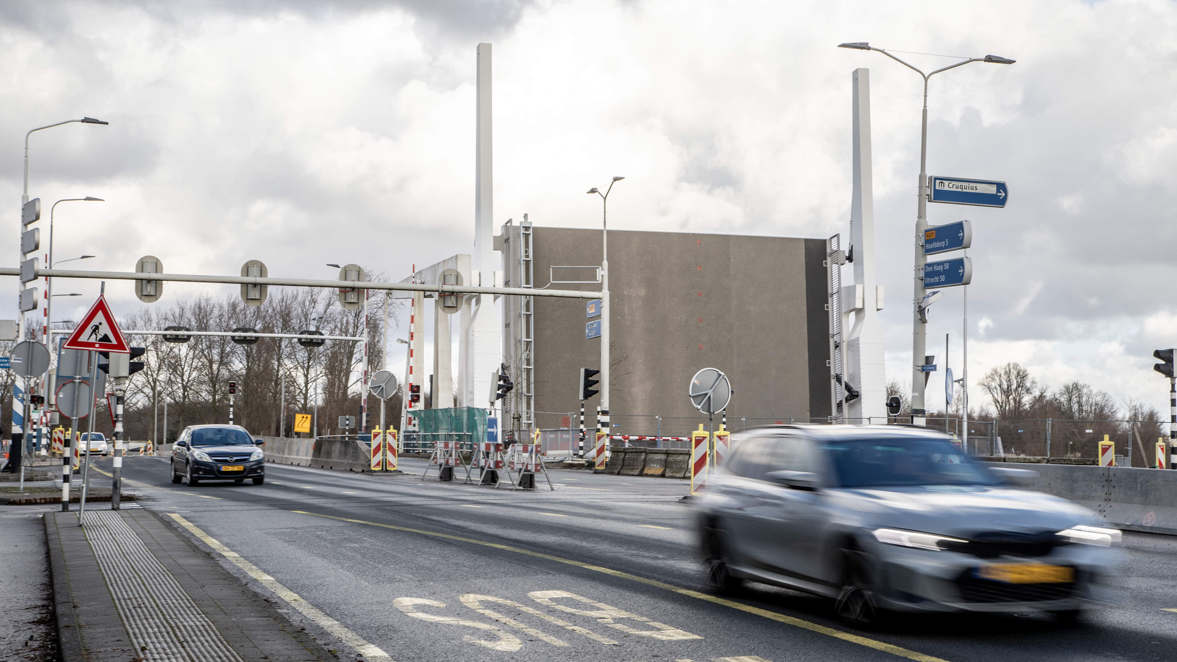 Malfunction at newly renovated Cruquius bridges, roads closed for investigation