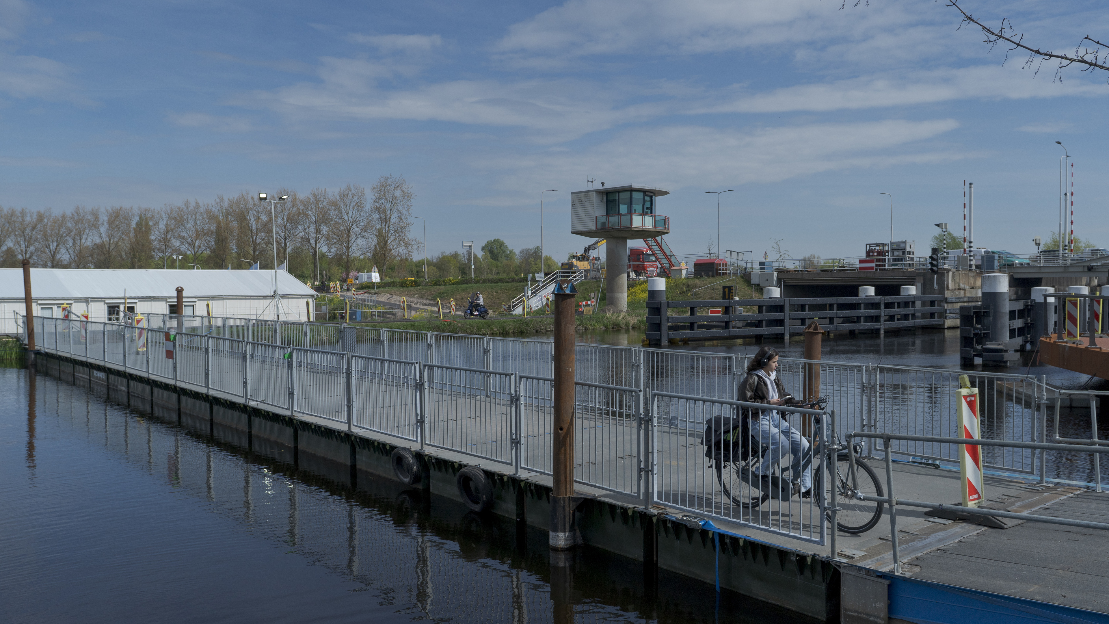 Pontonbrug over de Ringvaart voor fietsers. Zaterdag moet tijdelijke brug klaar zijn