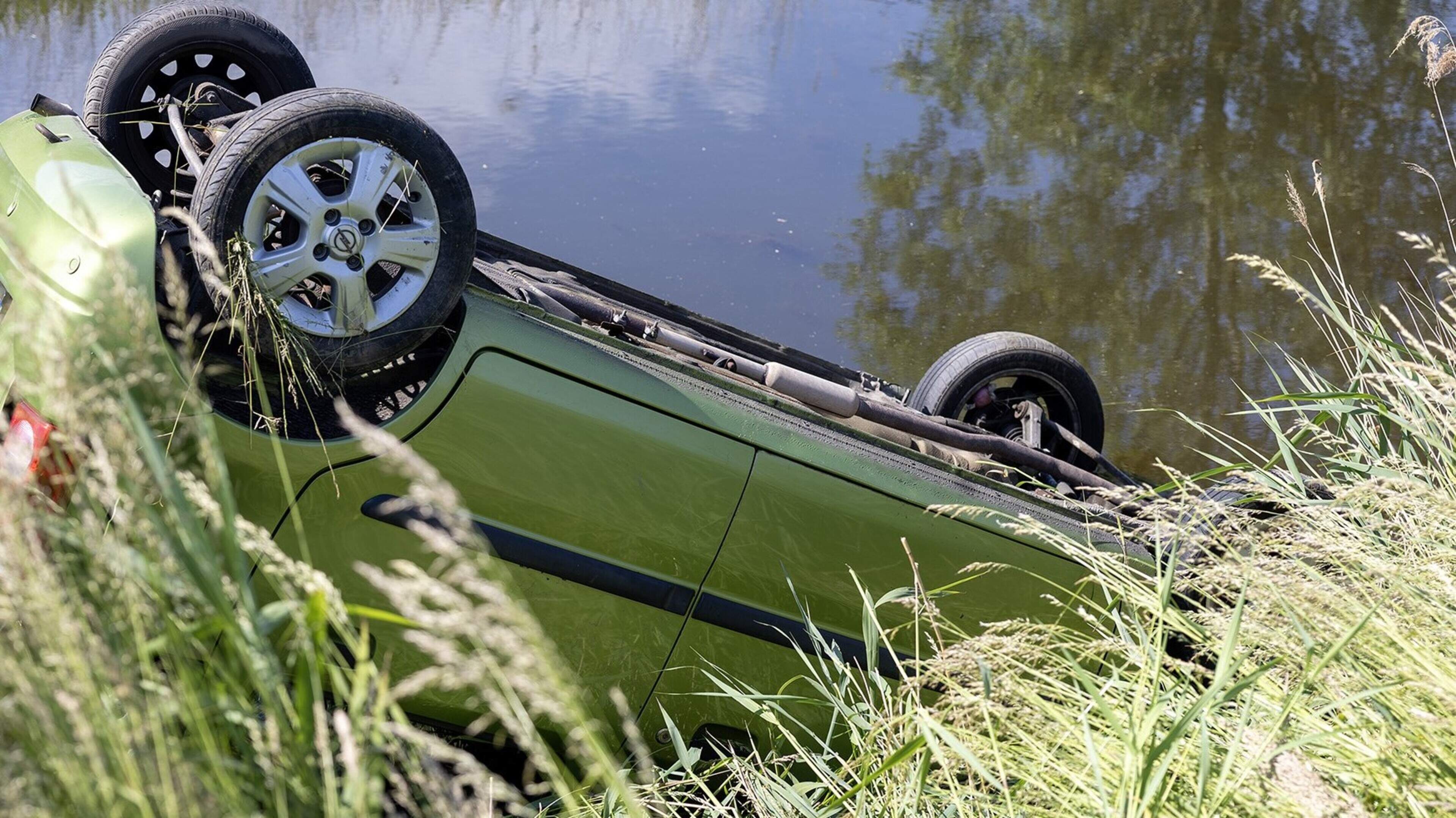 Car overturned in water along N205 in Zwaanshoek, driver safe