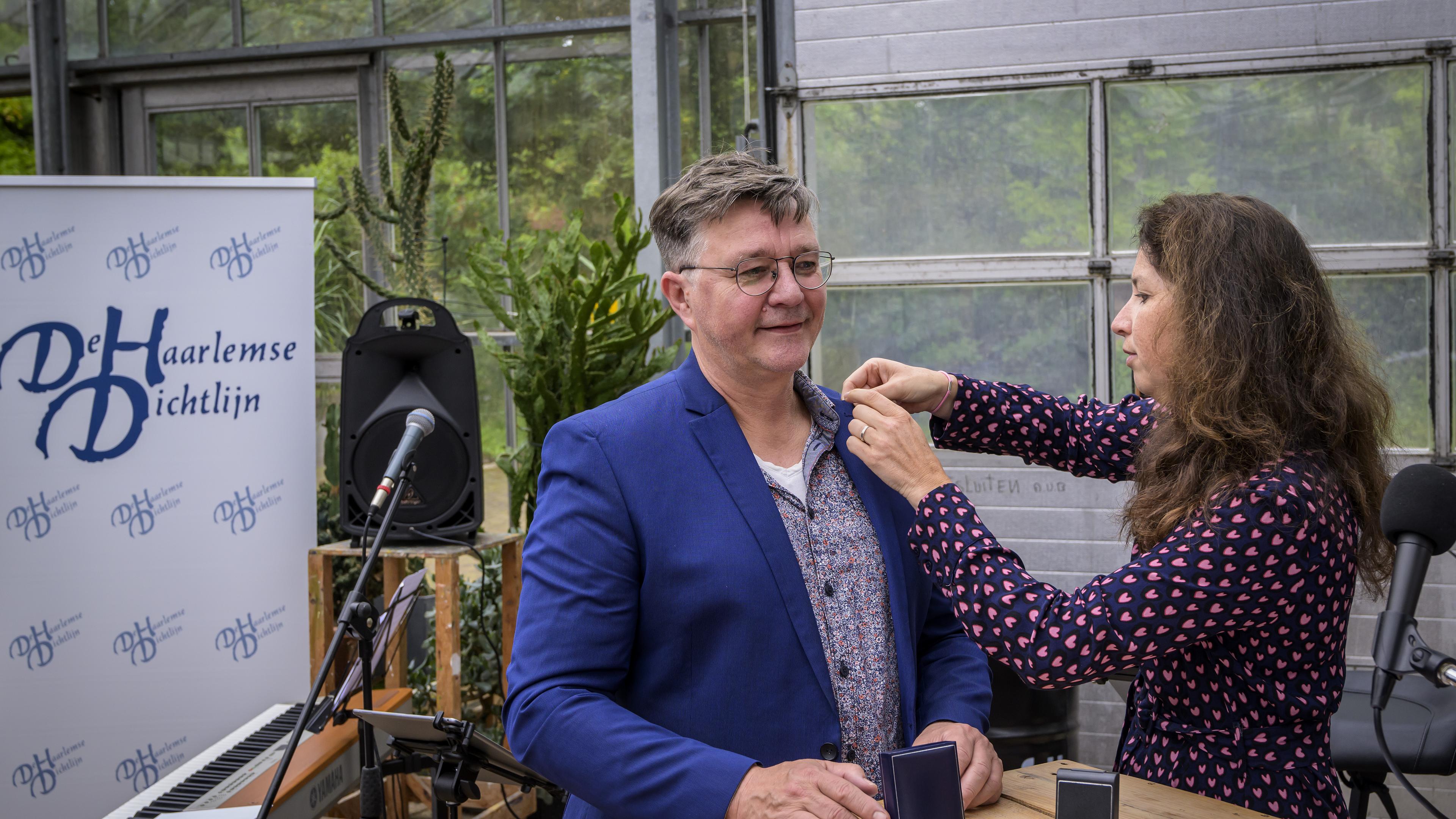 Penning van verdienste voor Marten Janse van de Haarlemse Dichtlijn. ’We wilden je in goud gieten en