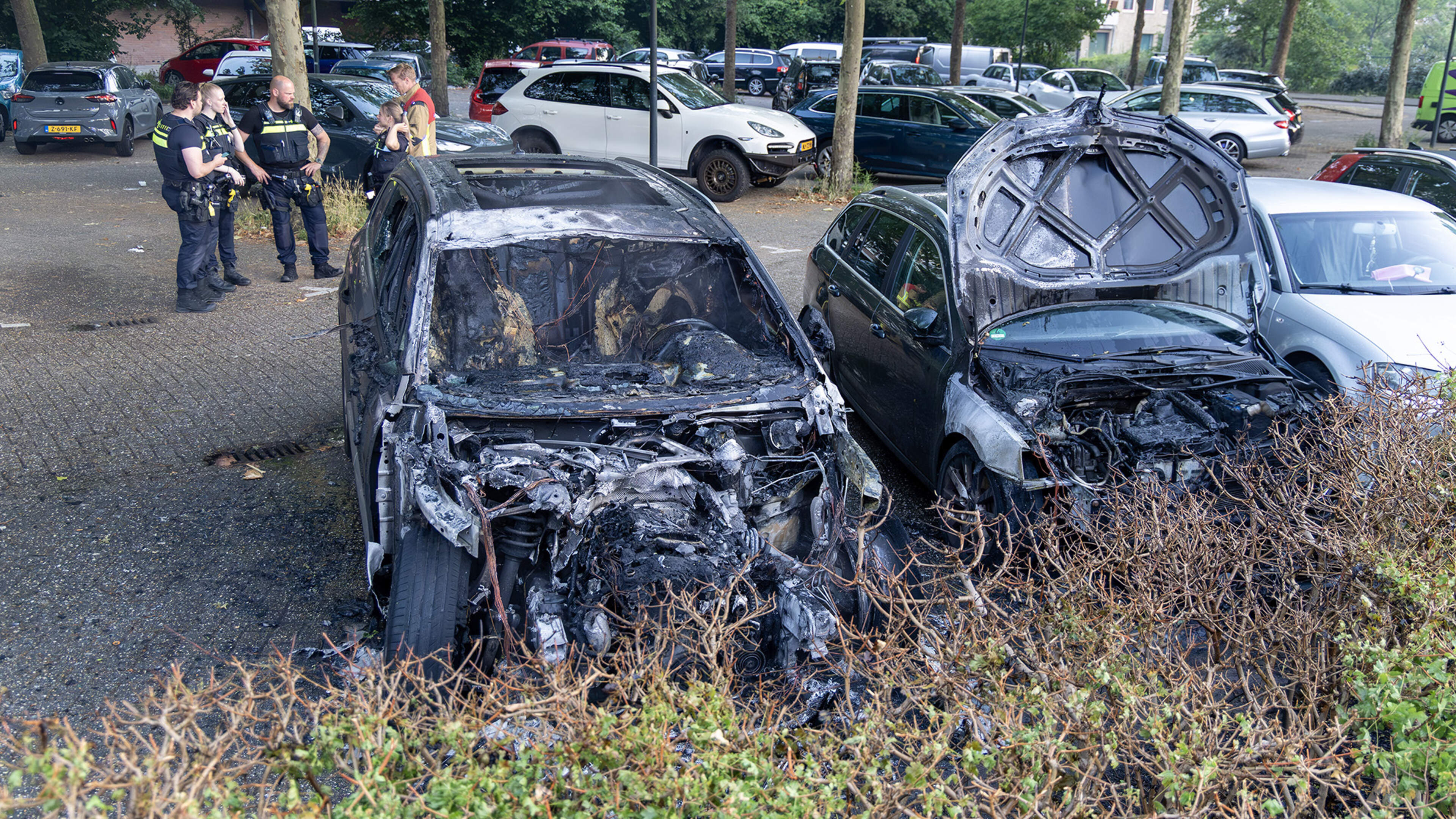 Two cars heavily damaged by fire on Engelenburg in Haarlem