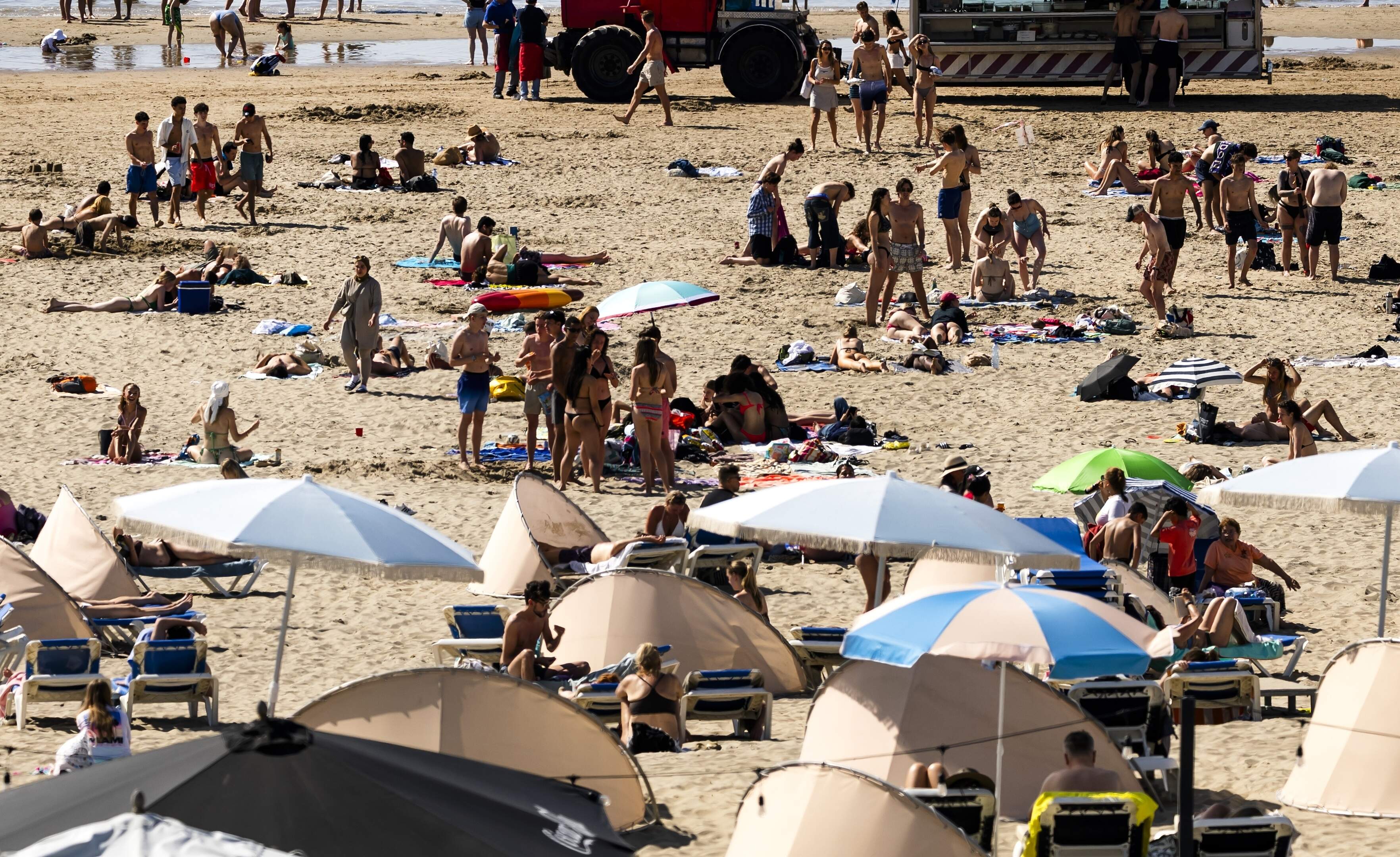 Pentecost heat causes disturbances on packed Zandvoort beach